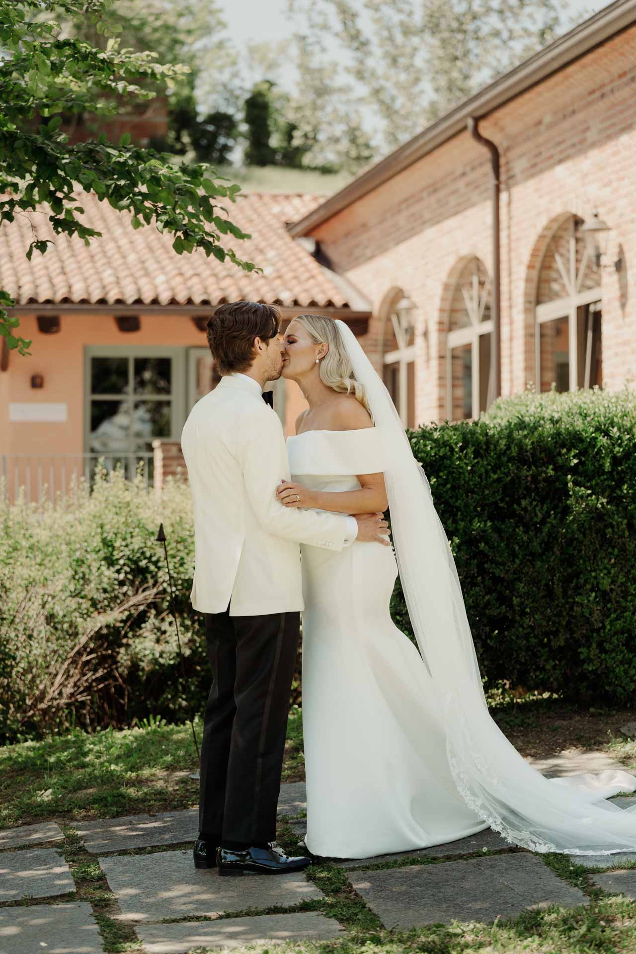 Il bacio degli sposi davanti alle finestre ad arco