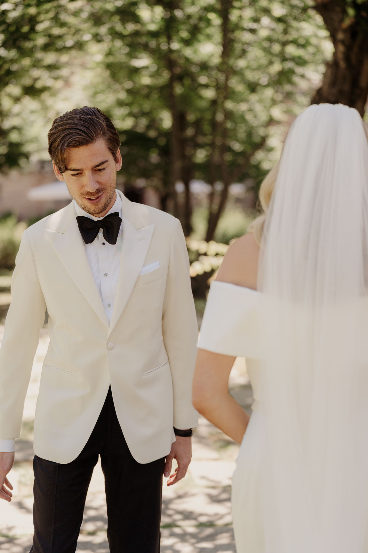 Lo sposo guarda la sposa, sotto gli alberi