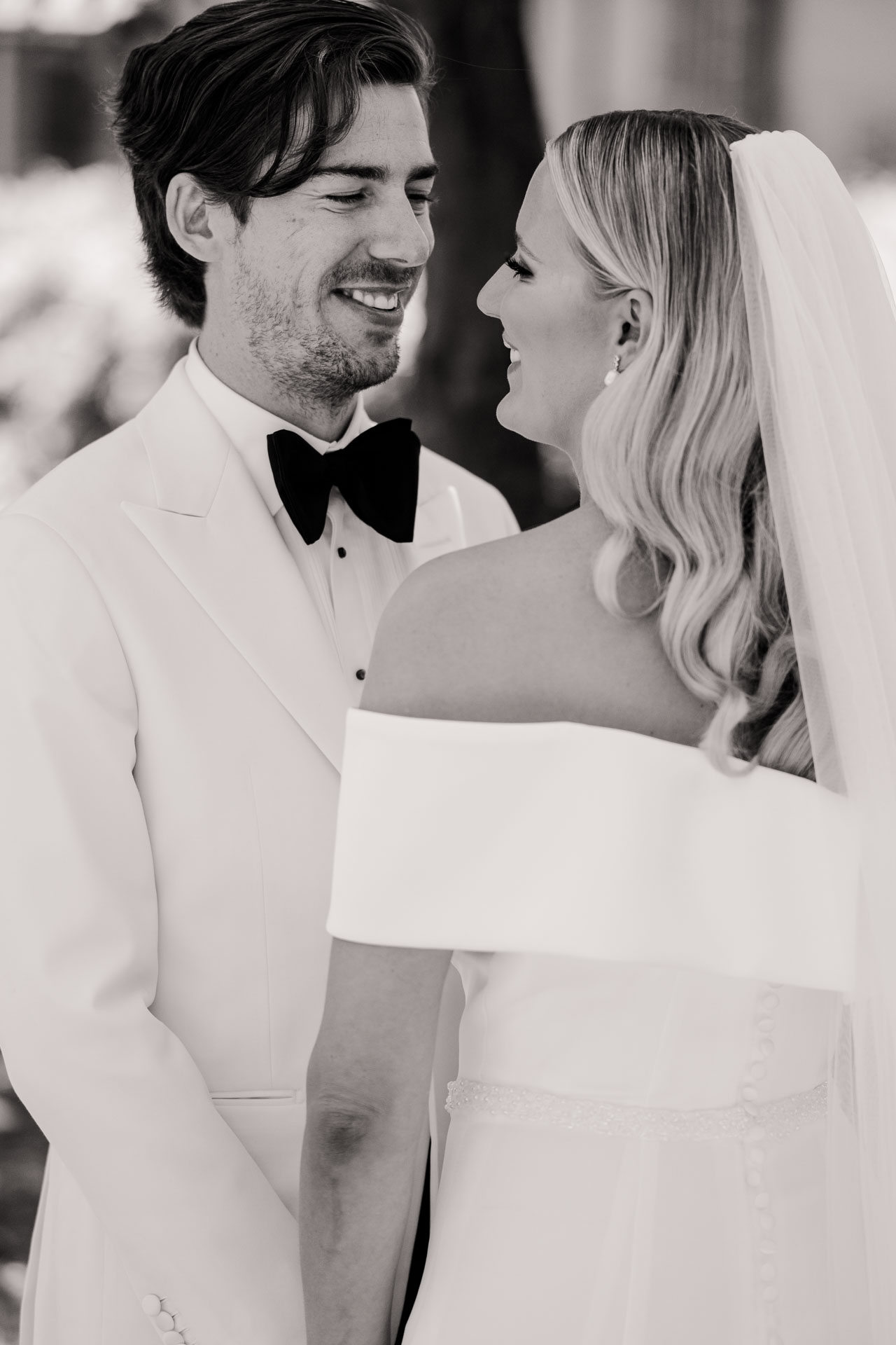 In bianco e nero, gli sposi si sorridono da vicino