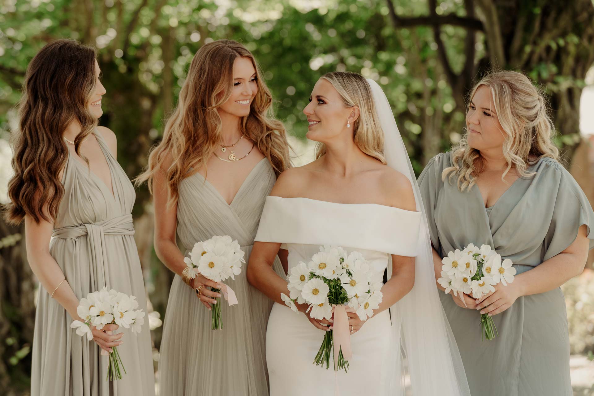 La sposa e le damigelle con i bouquet di margherite