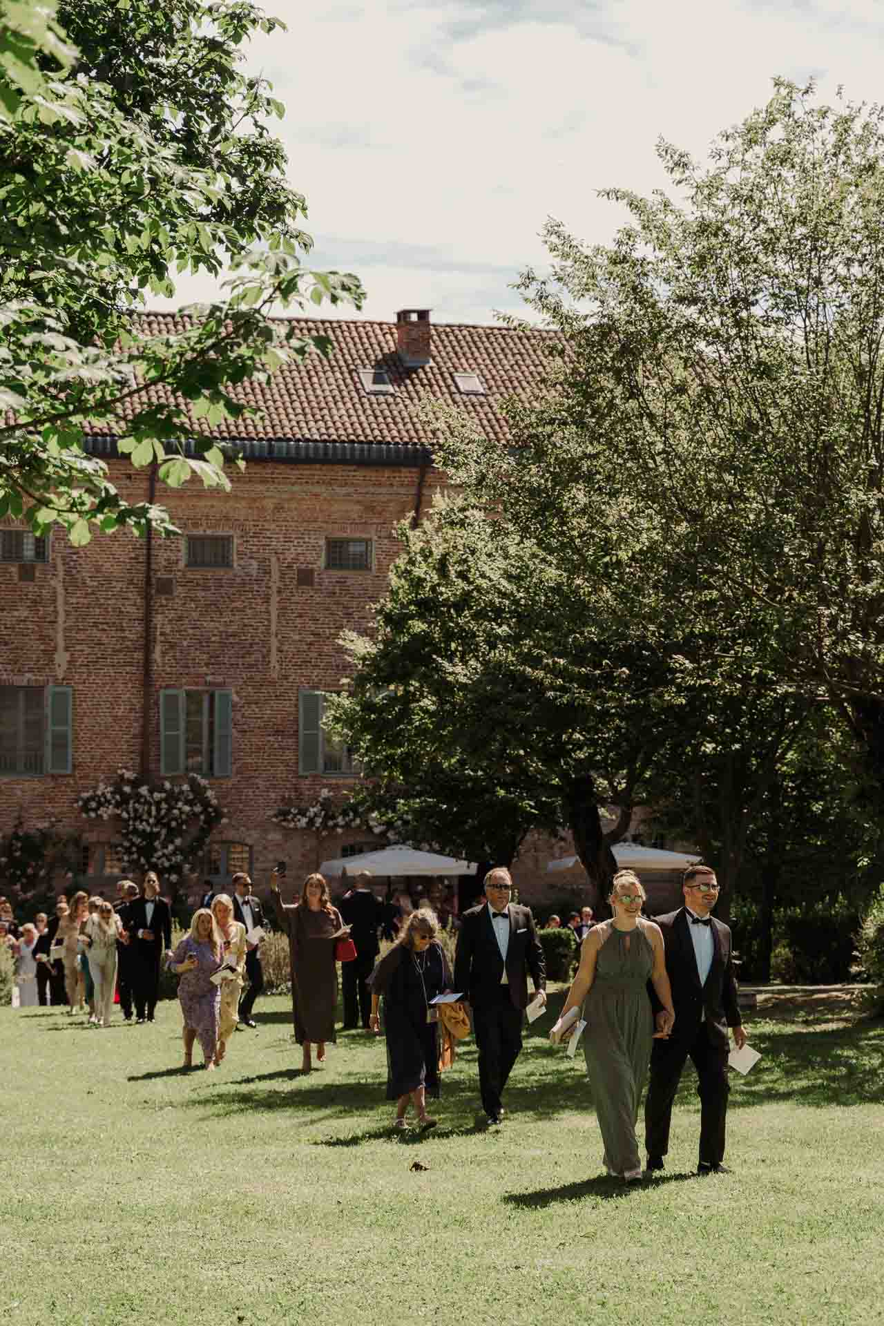 Gli invitati attraversano il parco del Relais Sant'Uffizio verso la cerimonia