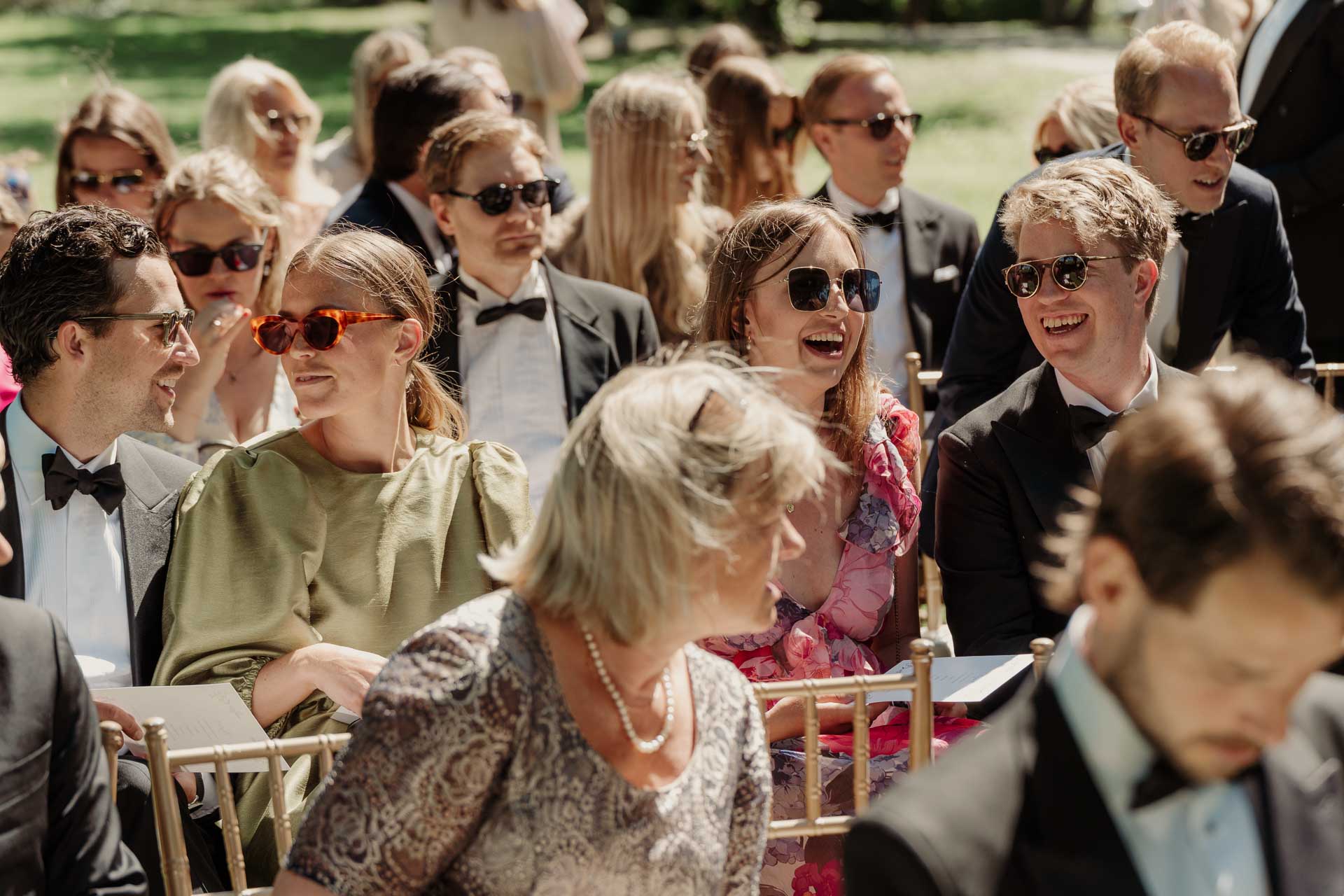 Gli invitati sorridono con gli occhiali da sole