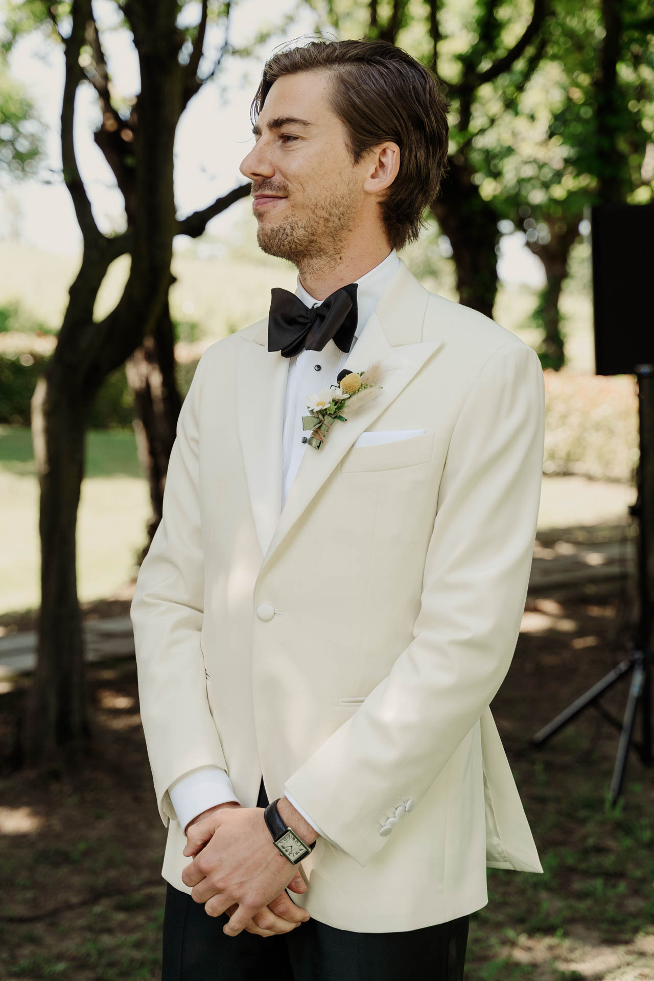 Lo sposo aspetta la sposa, sotto gli alberi