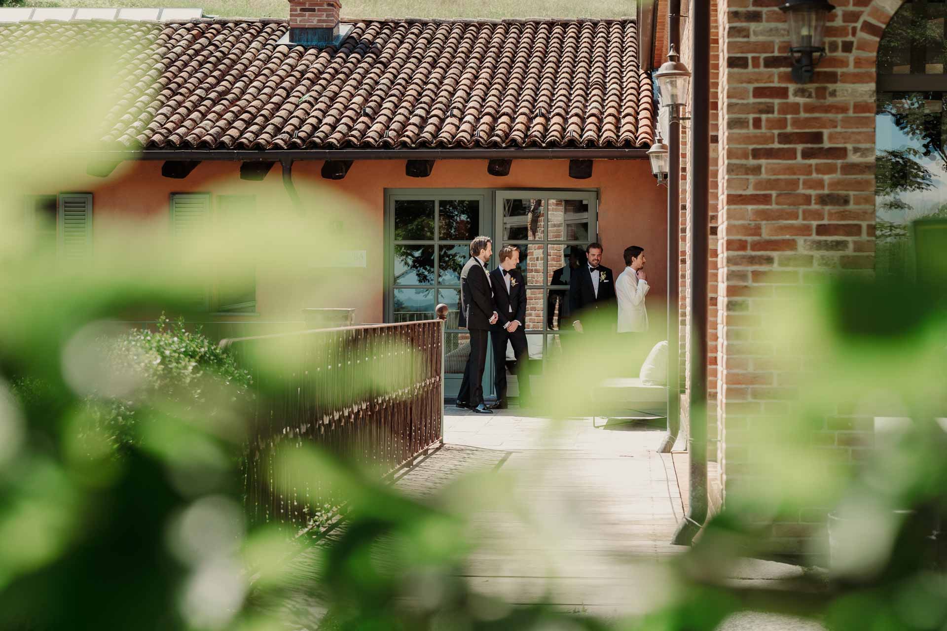 Il relais visto tra le foglie, con gli invitati sulla porta