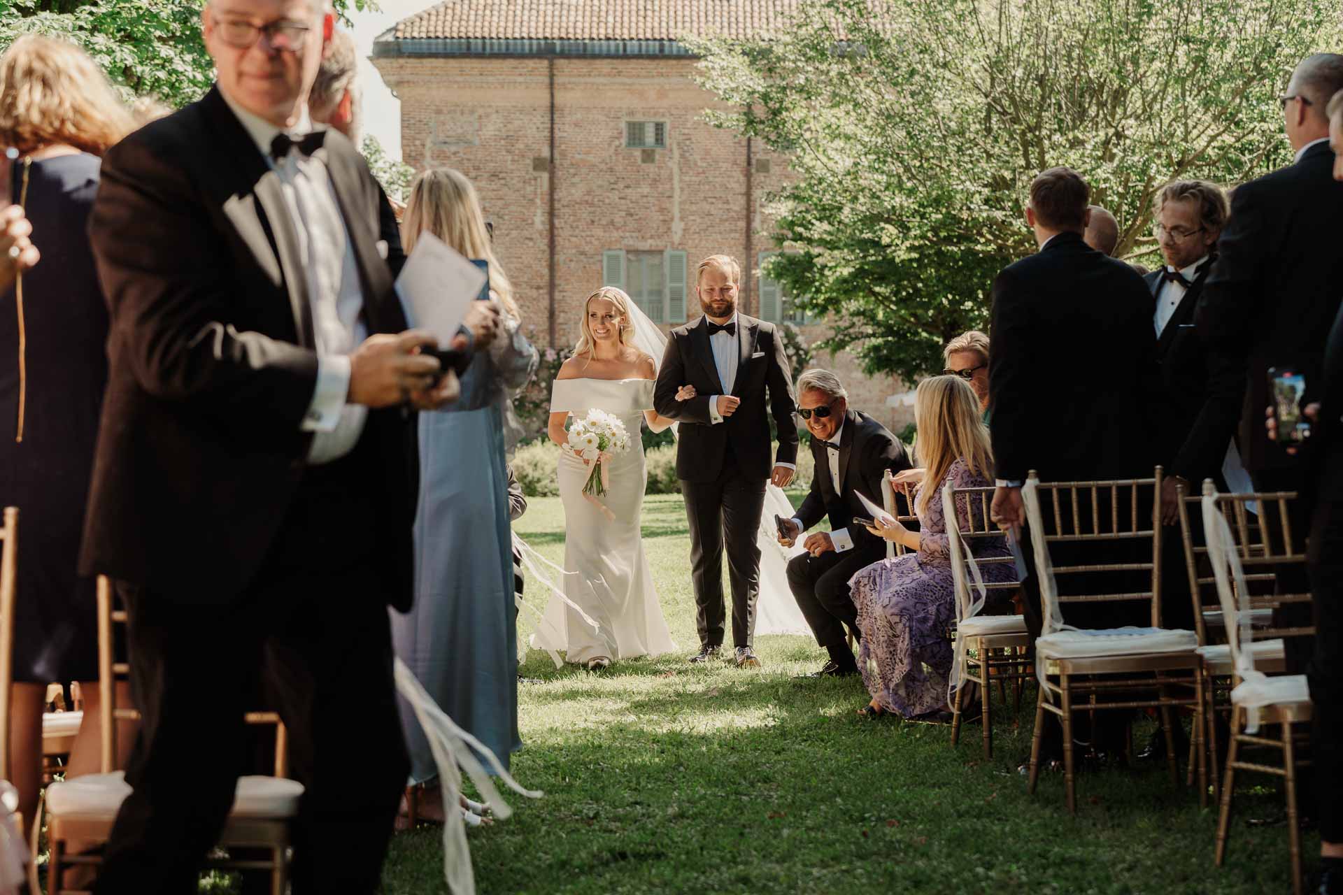 Gli invitati si voltano verso la sposa che arriva
