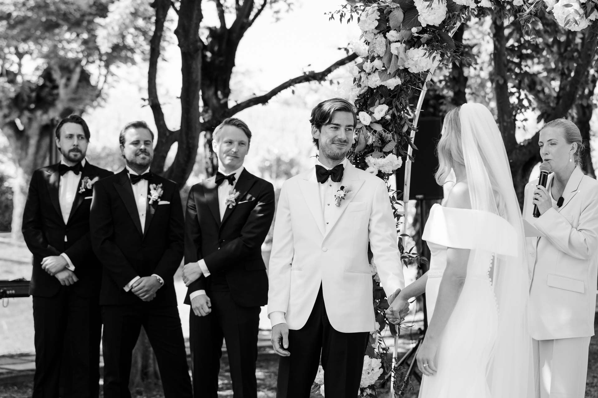 In bianco e nero, la sposa raggiunge lo sposo davanti alla celebrante