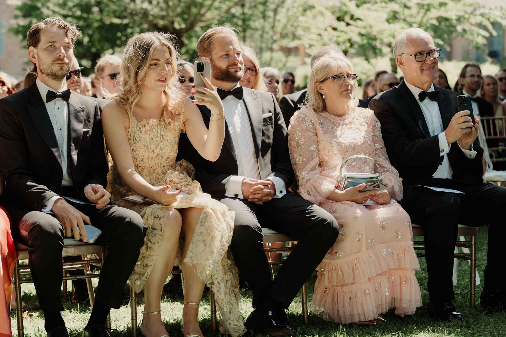 Gli invitati commossi durante la cerimonia
