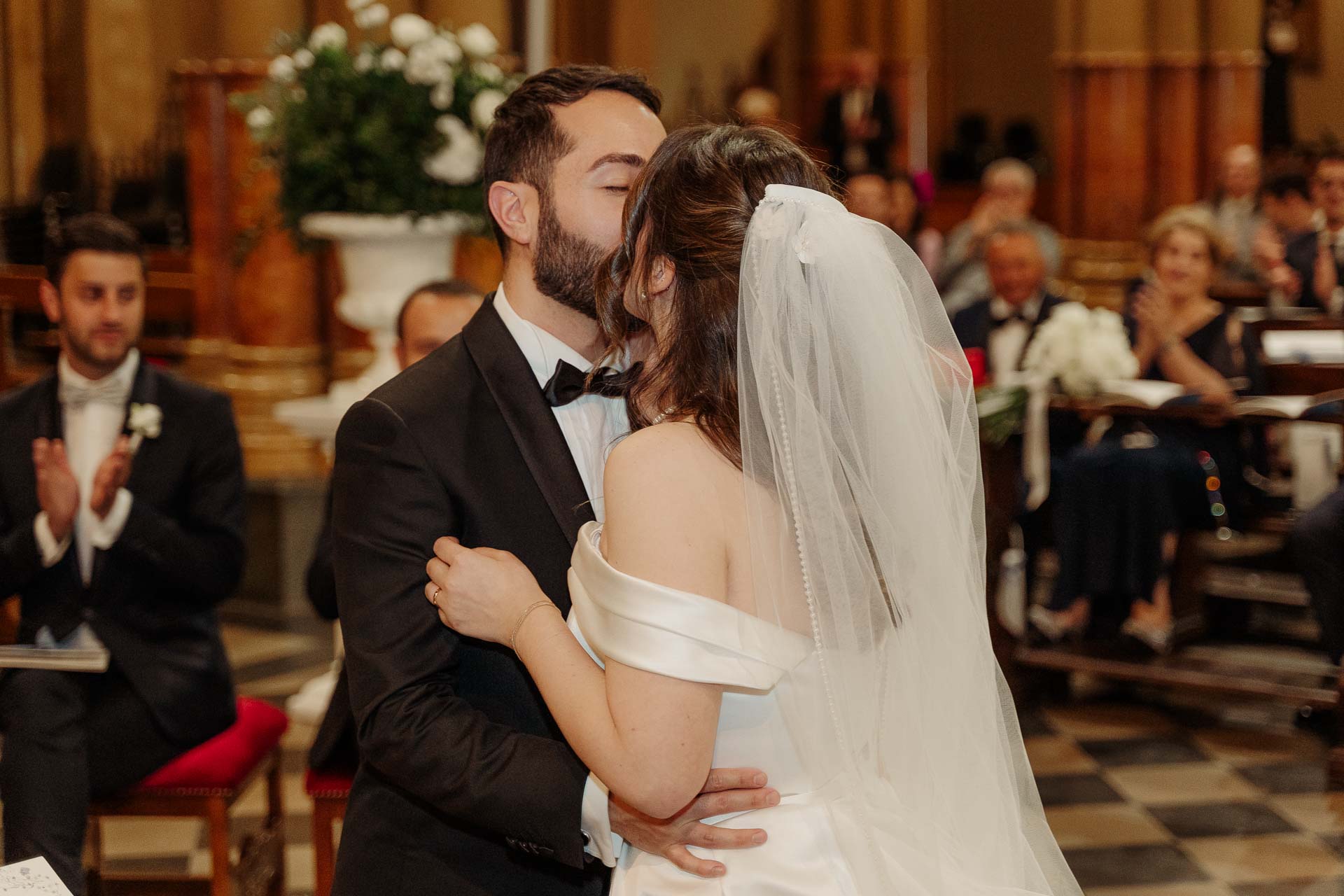Il bacio sulla fronte durante la cerimonia