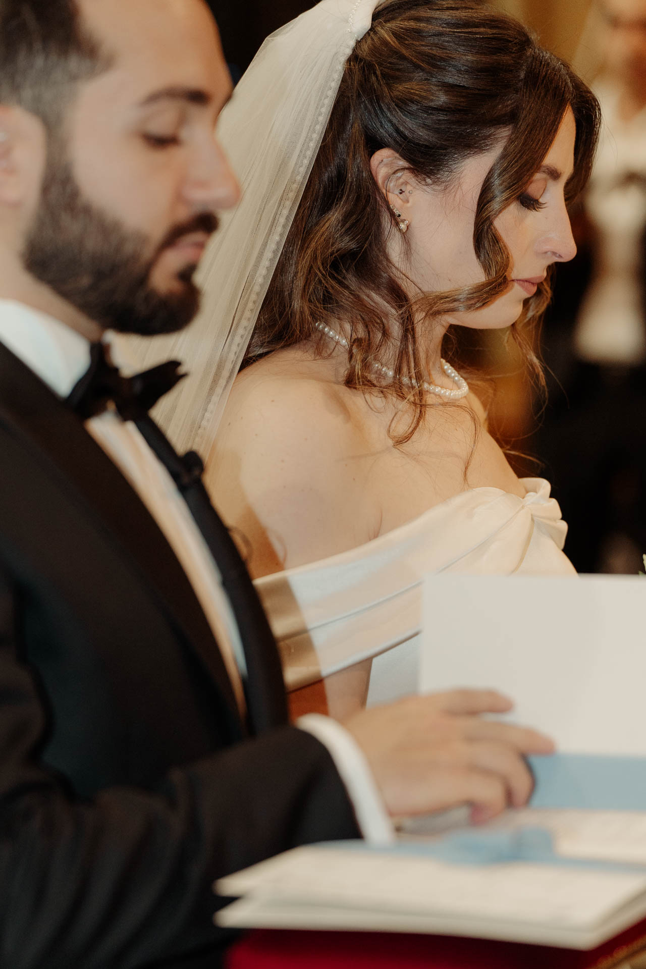Gli sposi firmano, di profilo