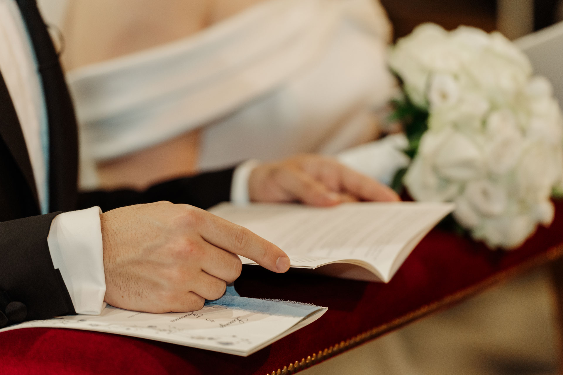 La mano dello sposo indica dove firmare