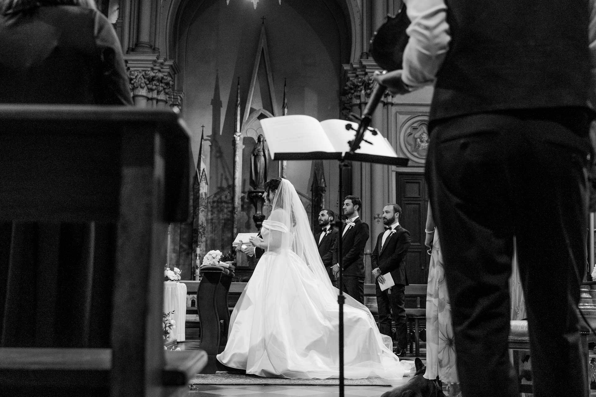 In bianco e nero, la sposa vista dal fondo della chiesa