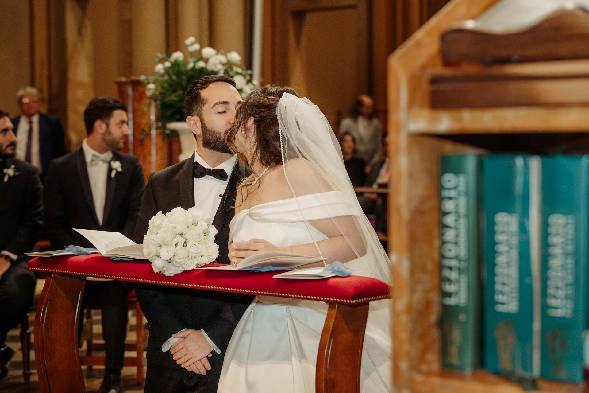 Il bacio degli sposi dopo la firma