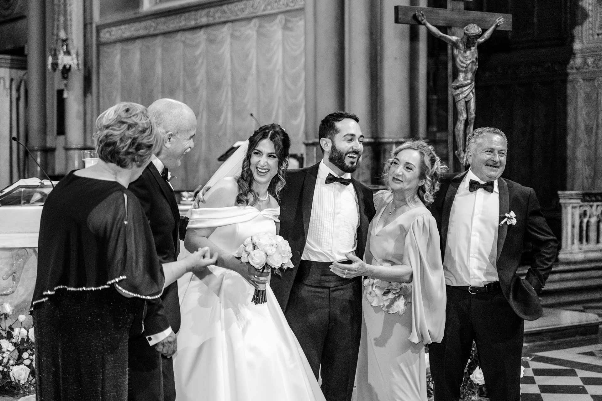 In bianco e nero, gli sposi con i familiari davanti all'altare