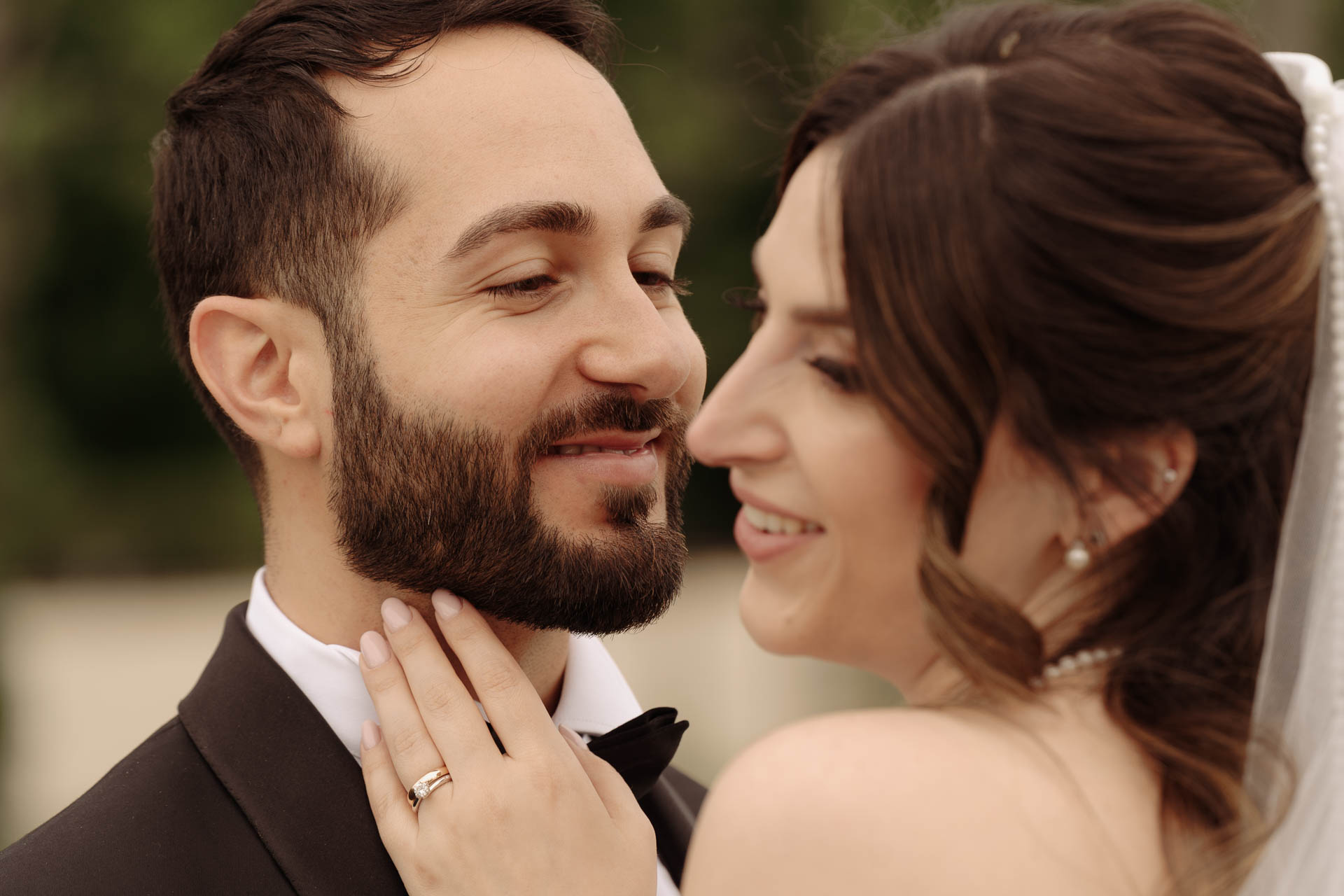 Gli sposi sorridono vicinissimi, la mano di lei sul viso di lui