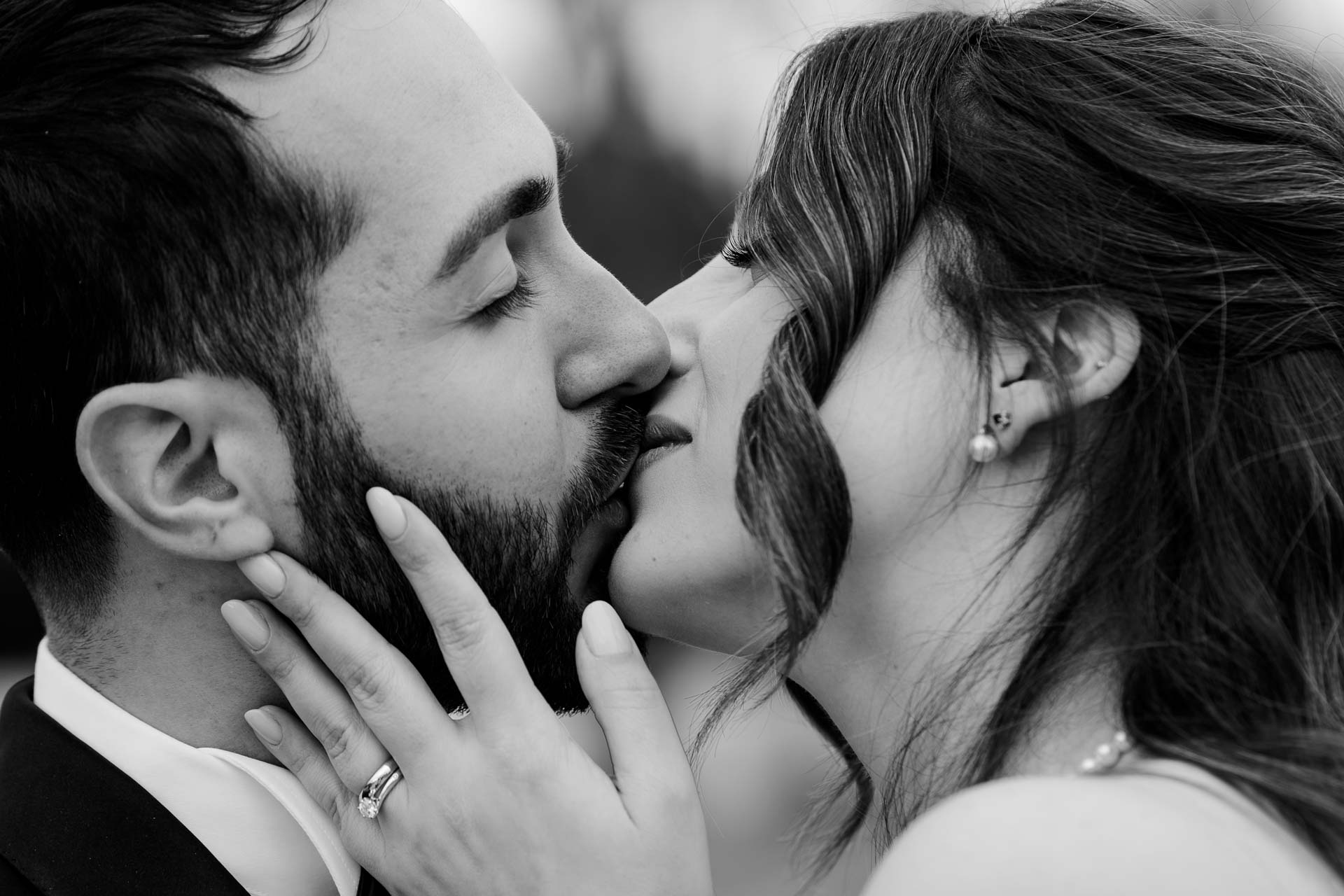 In bianco e nero, il bacio degli sposi da vicino