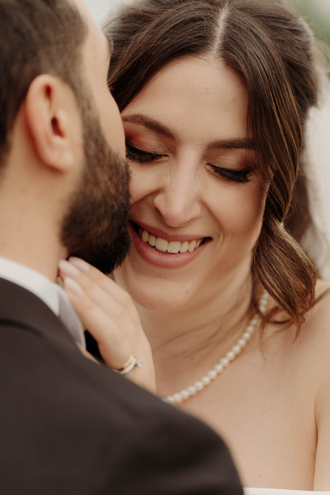 La sposa sorride tra le braccia dello sposo