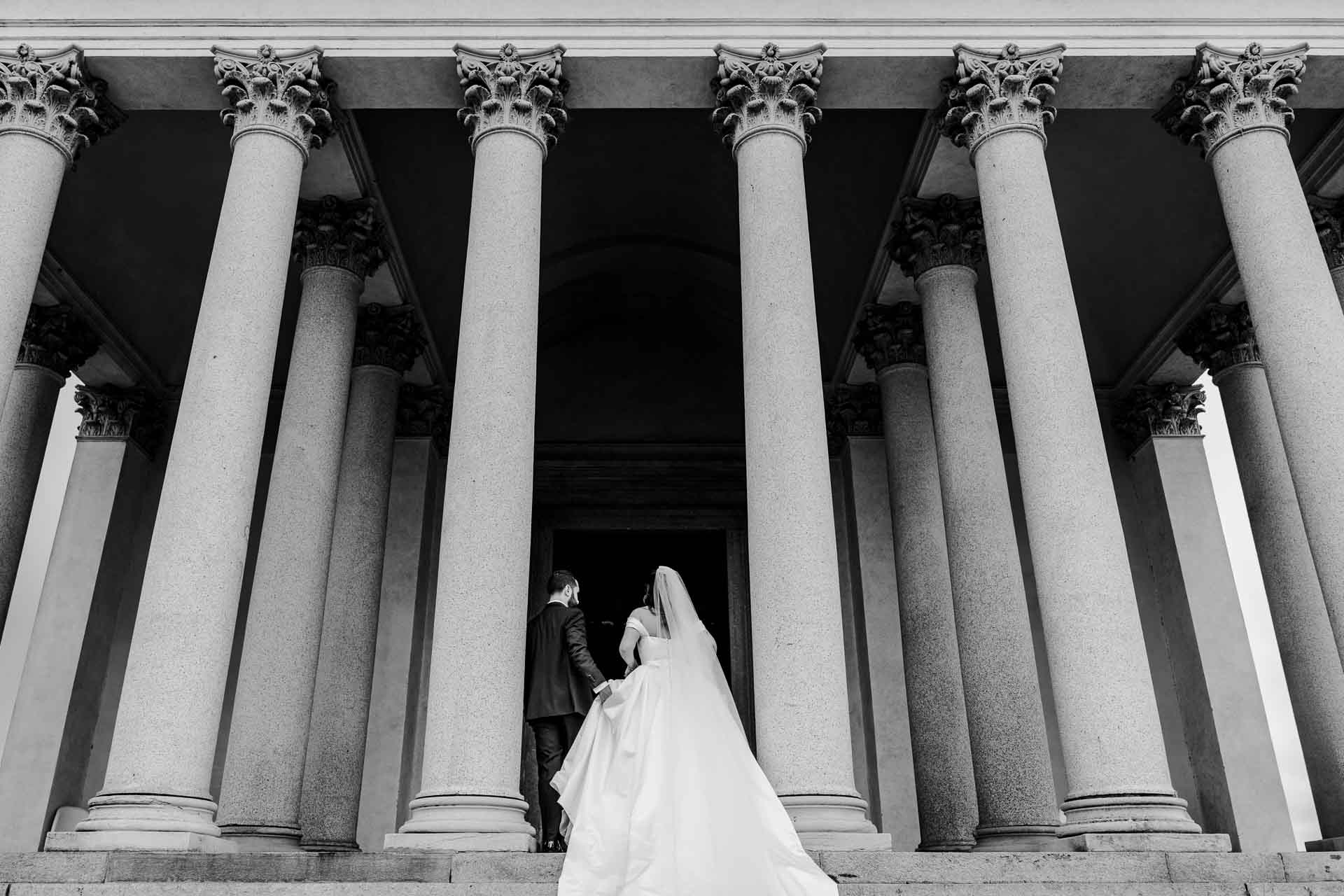 In bianco e nero, gli sposi tra le colonne del mausoleo