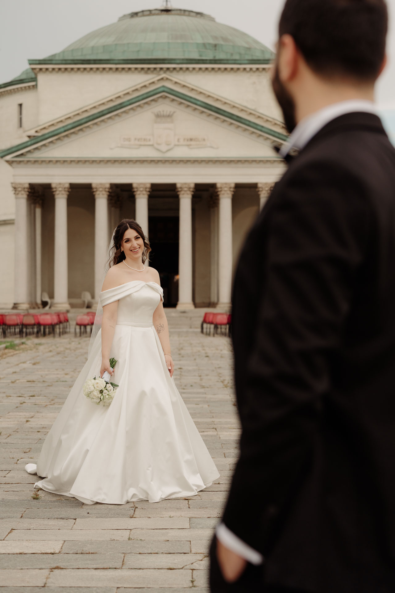 La sposa cammina verso lo sposo, davanti al mausoleo