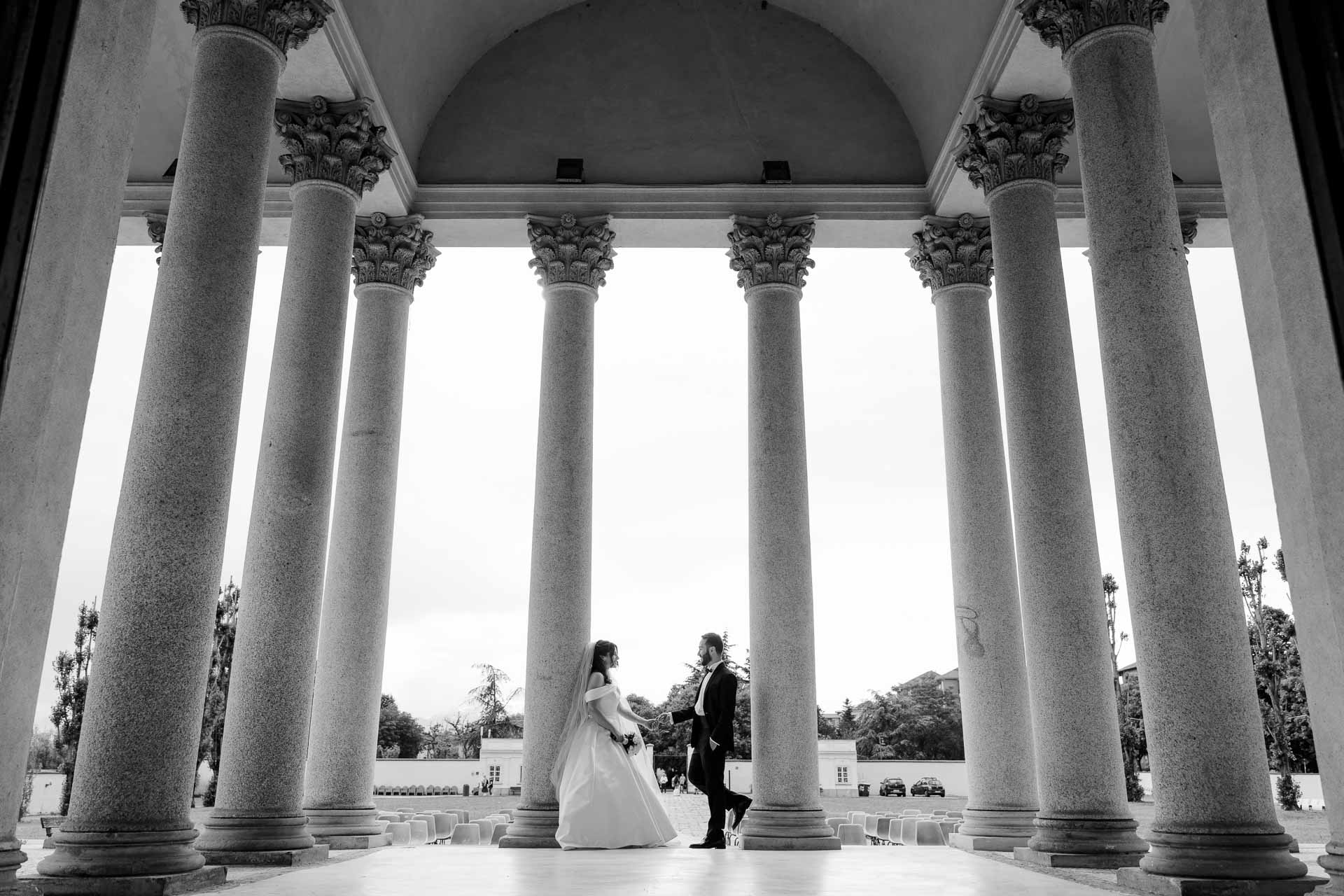 In bianco e nero, gli sposi tra le colonne del mausoleo