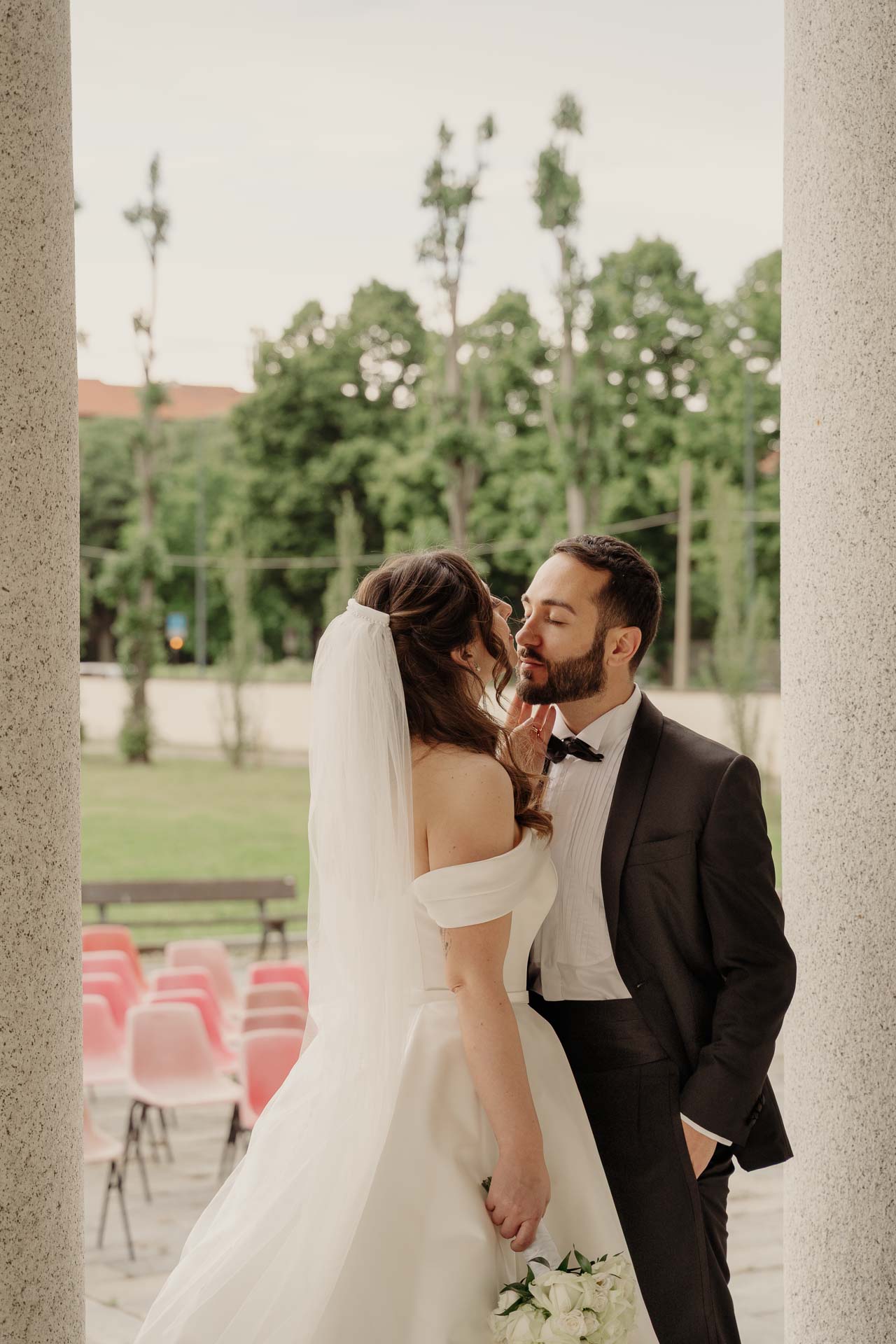 Il bacio degli sposi incorniciato dalle colonne
