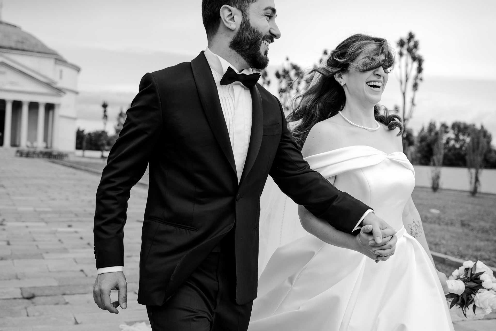 In bianco e nero, gli sposi corrono ridendo