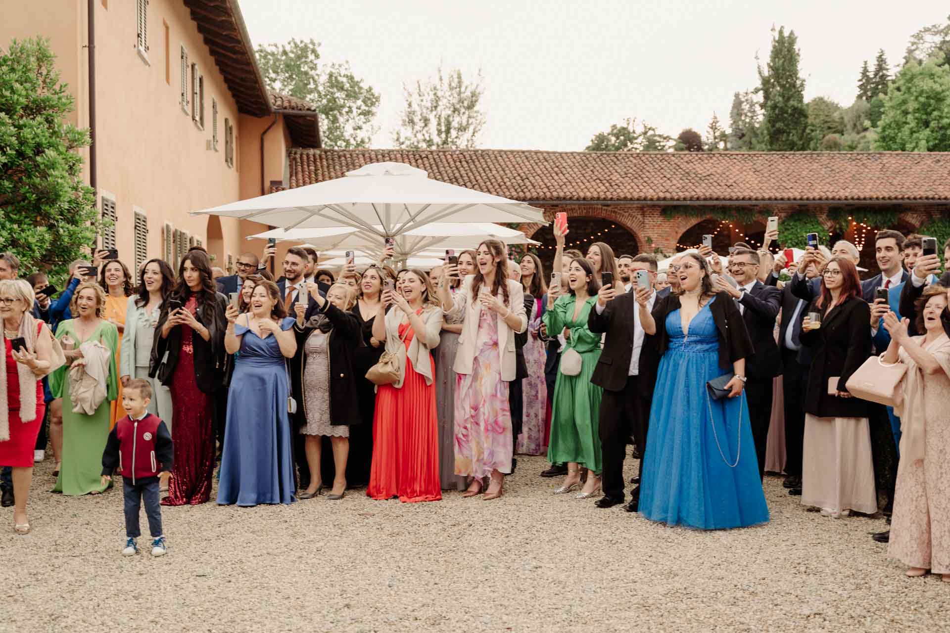 Gli invitati applaudono nella corte della Tenuta La Michelina