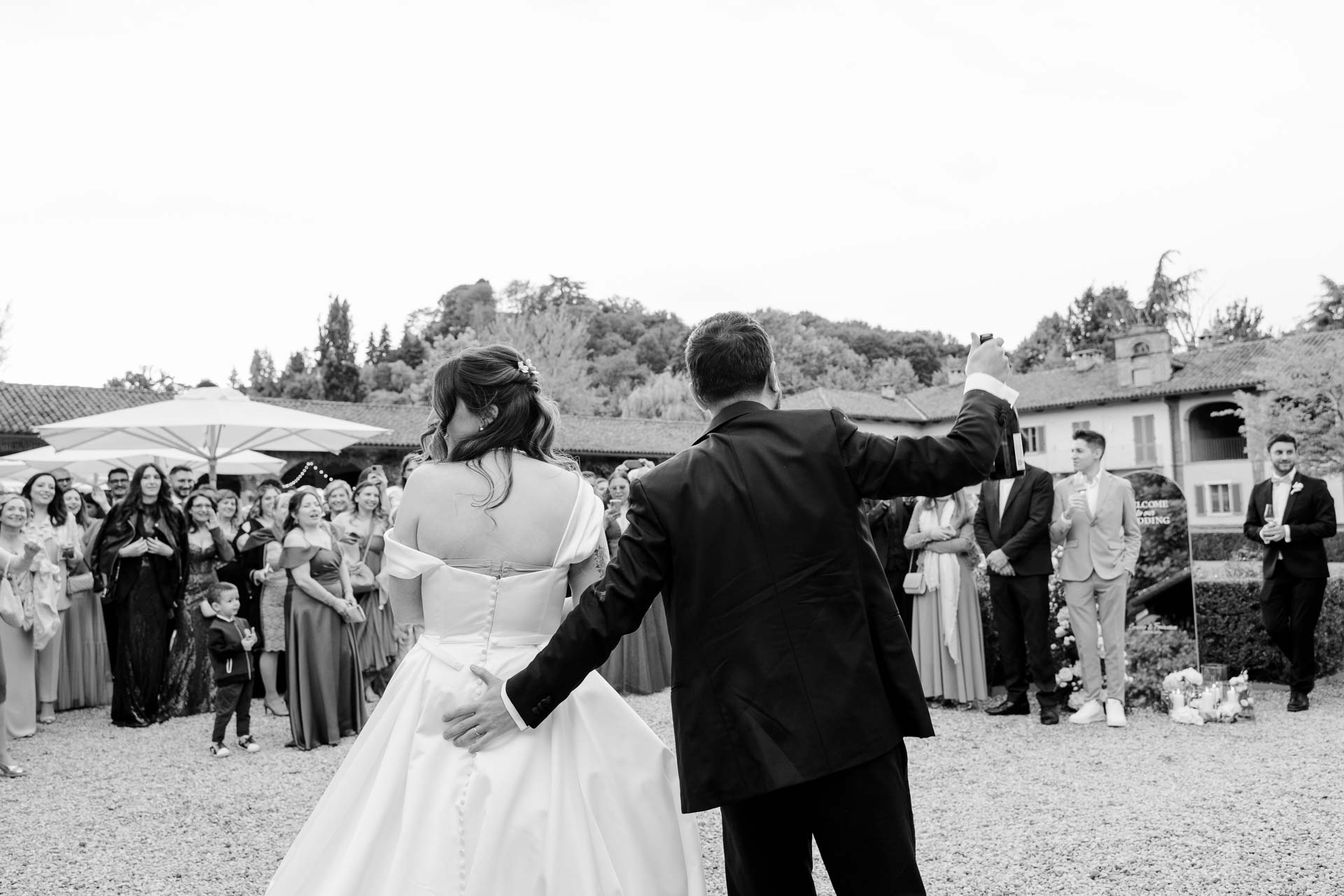 In bianco e nero, gli sposi salutano gli invitati