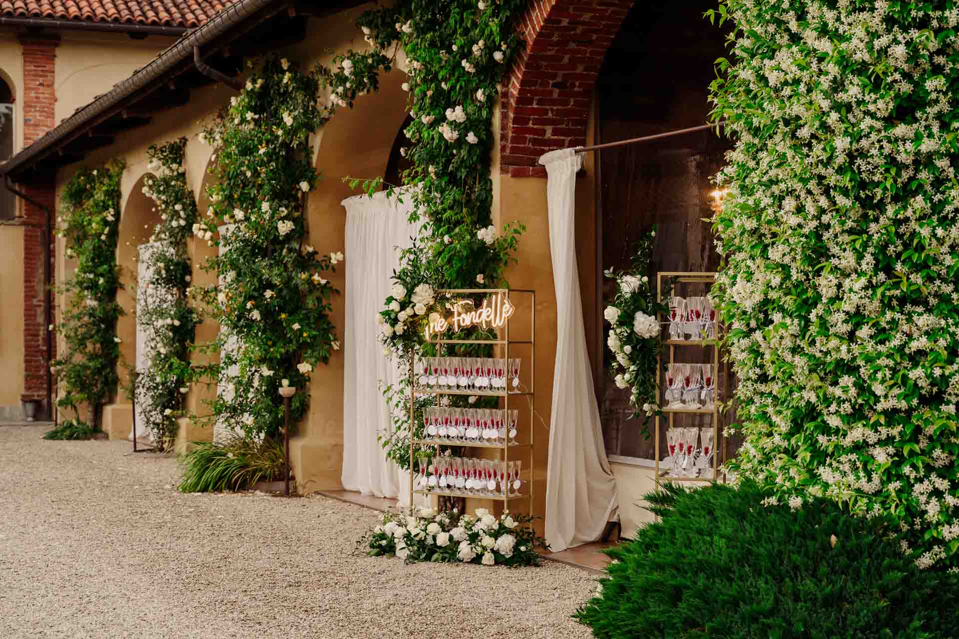 Il portico della Tenuta La Michelina, coperto di rampicanti in fiore