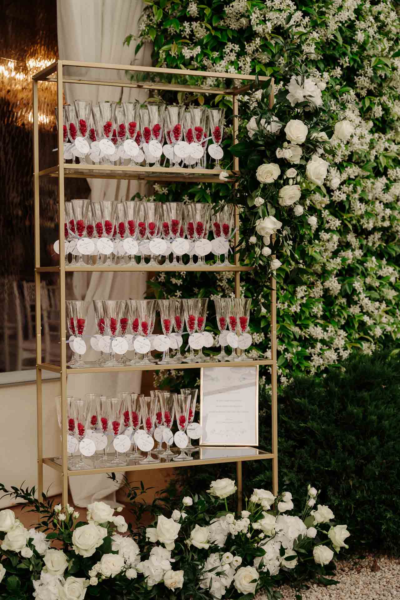 Il tableau con i calici e i fiori bianchi