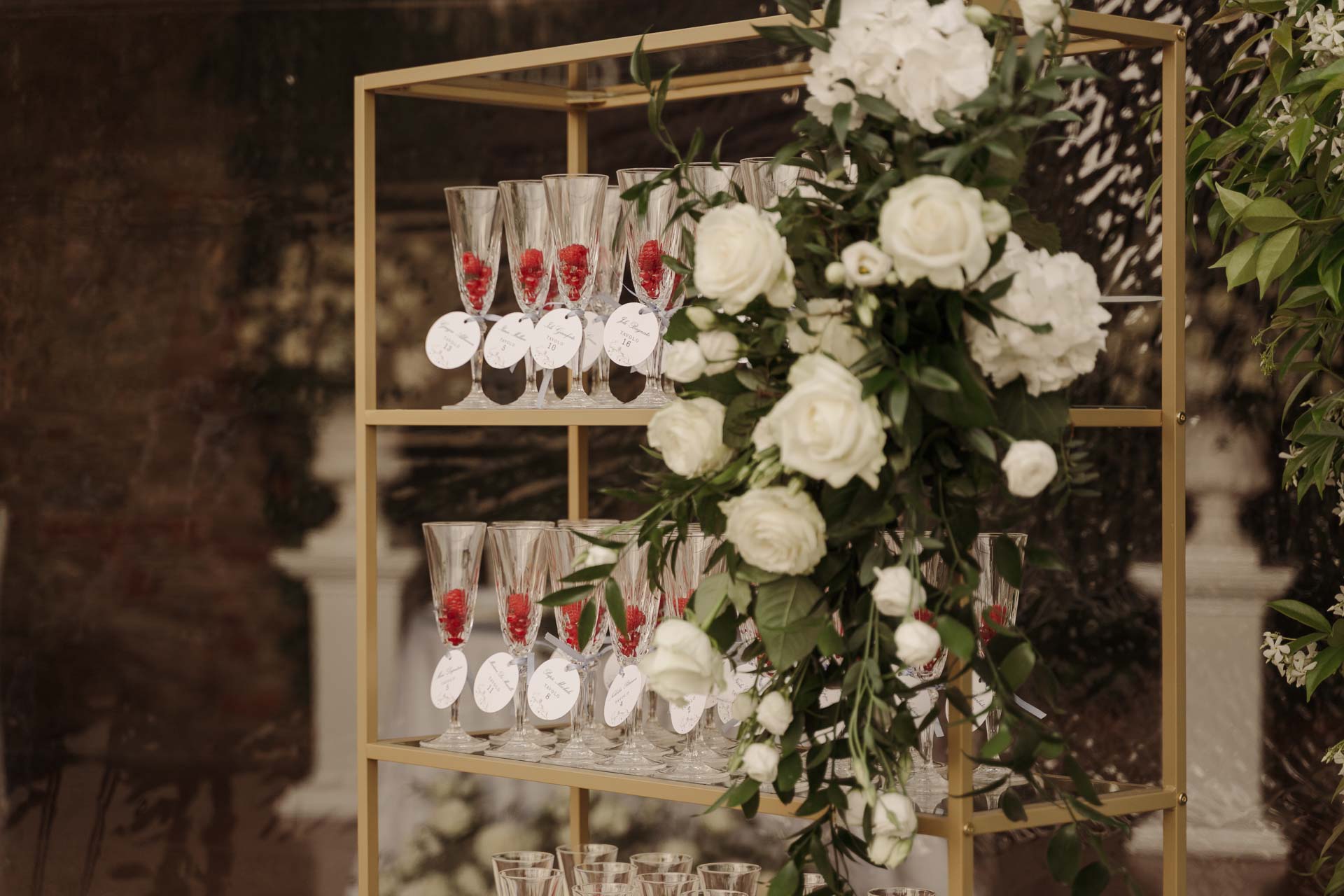I calici del tableau tra le rose bianche