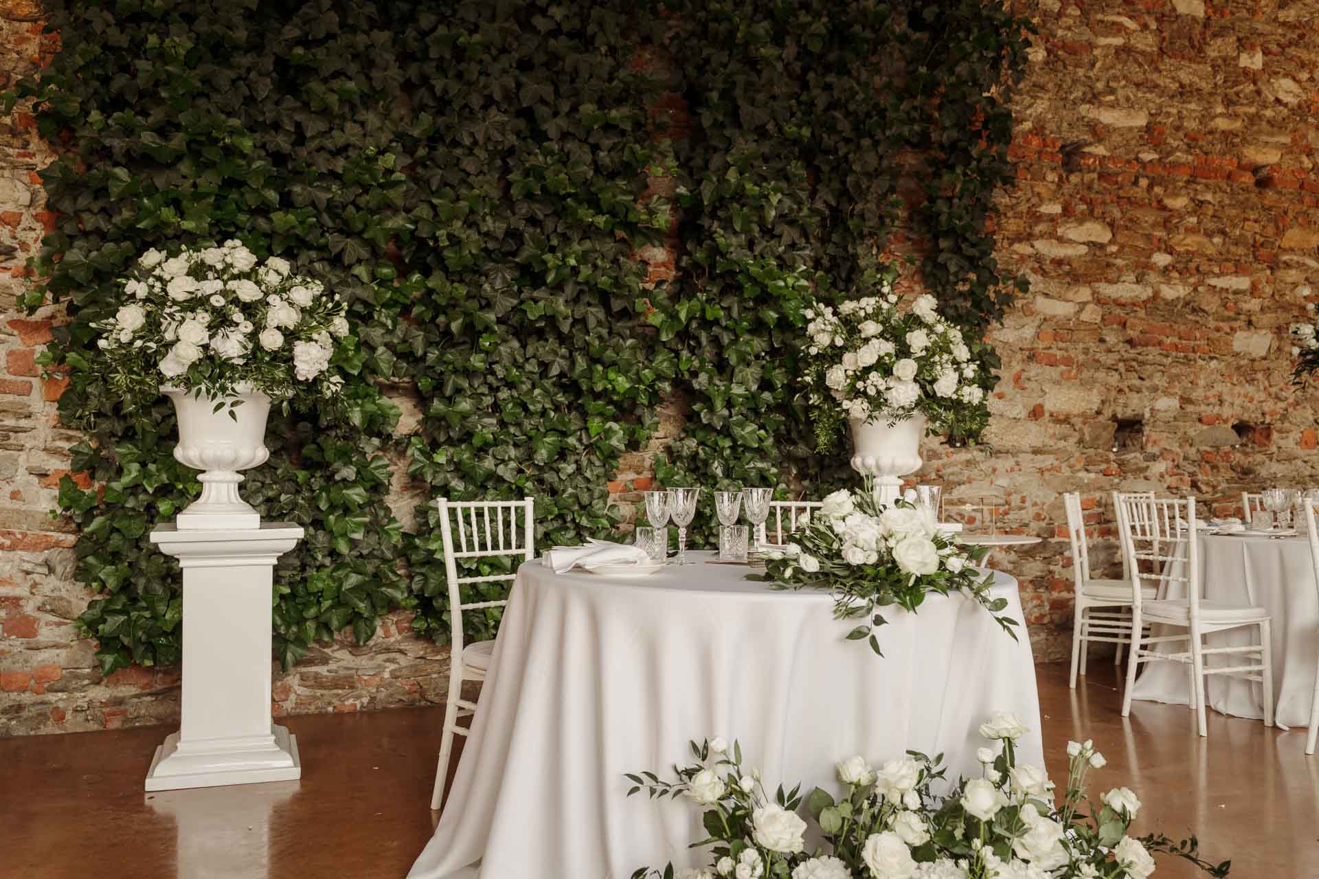 Il tavolo degli sposi con i fiori bianchi