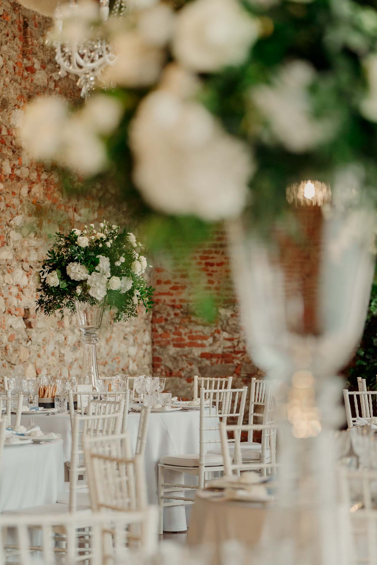 I tavoli del salone visti tra i fiori bianchi