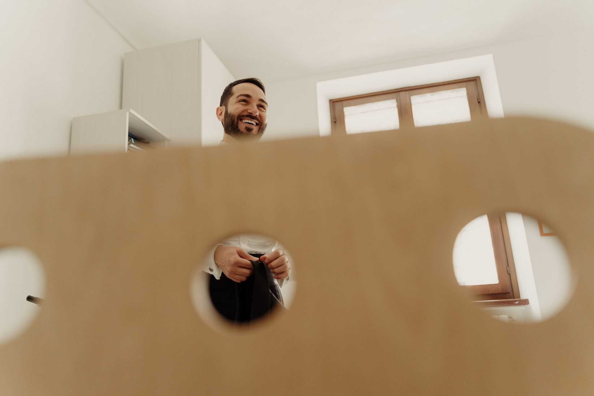 Lo sposo visto attraverso il foro di una sagoma di legno