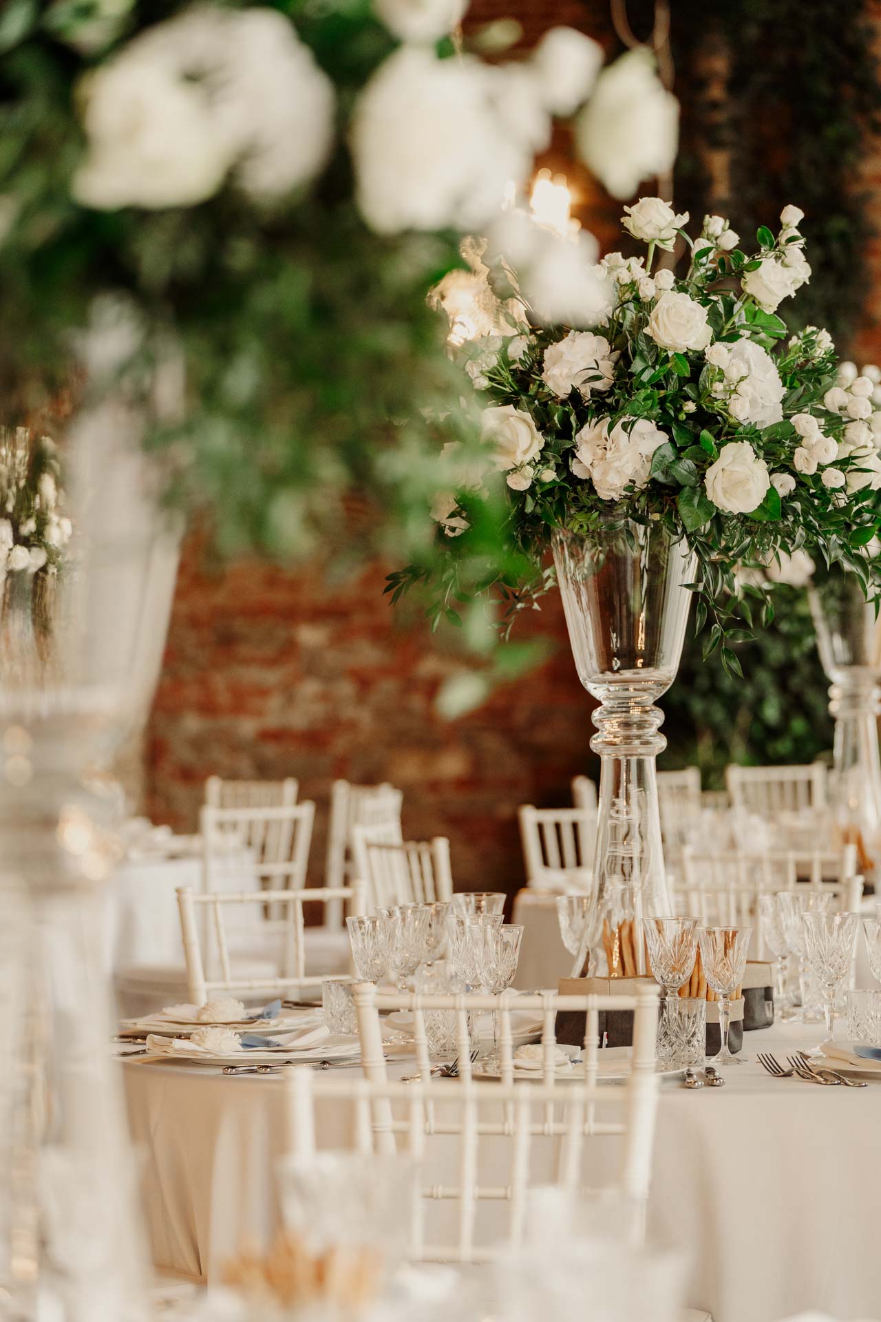 I tavoli del salone tra vasi di fiori bianchi