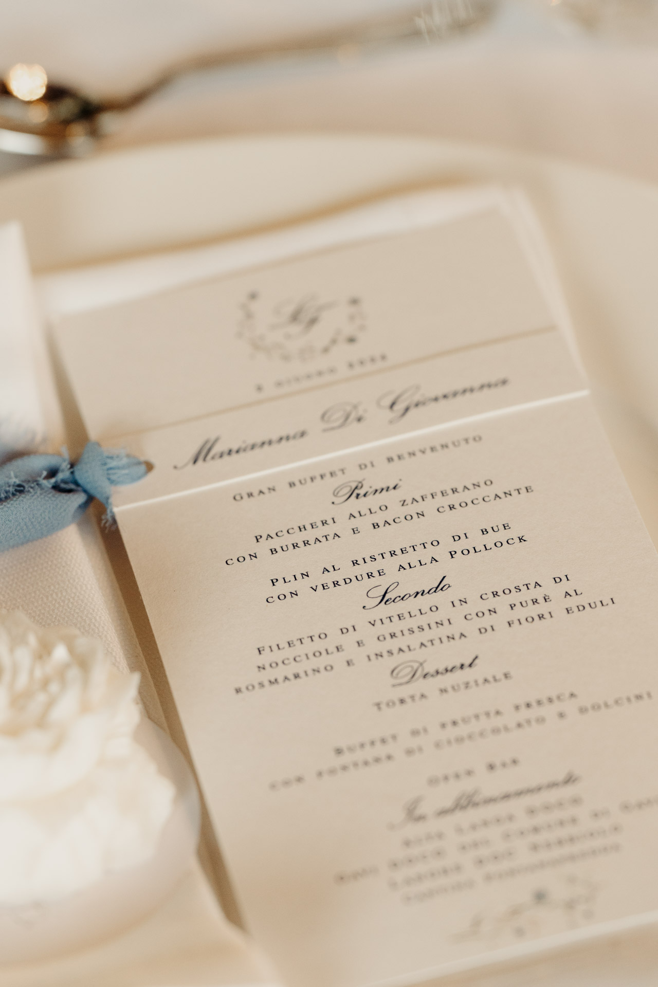 Il menu della cena con il nastro azzurro
