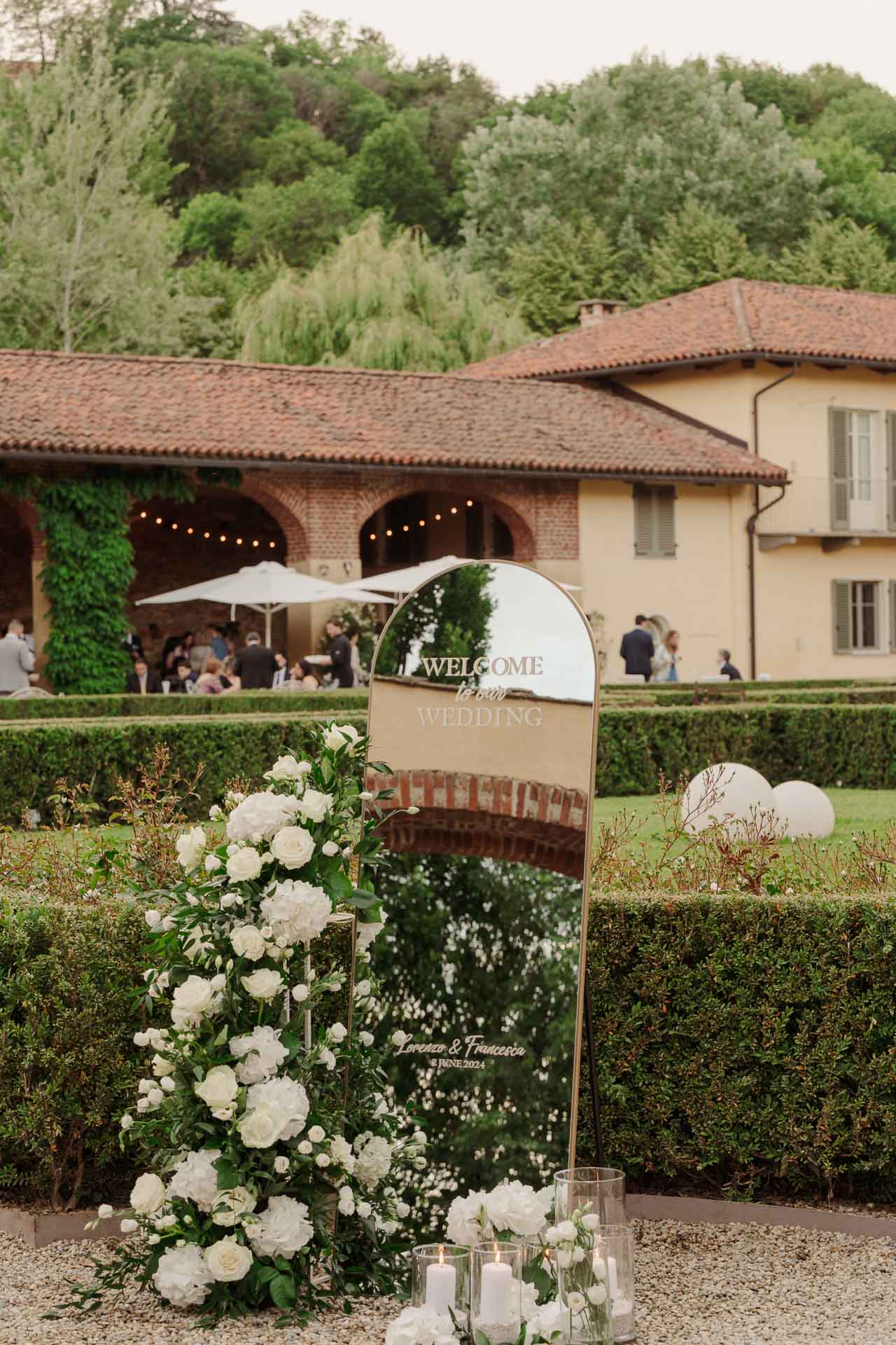 Il cartello di benvenuto tra i fiori, nel giardino