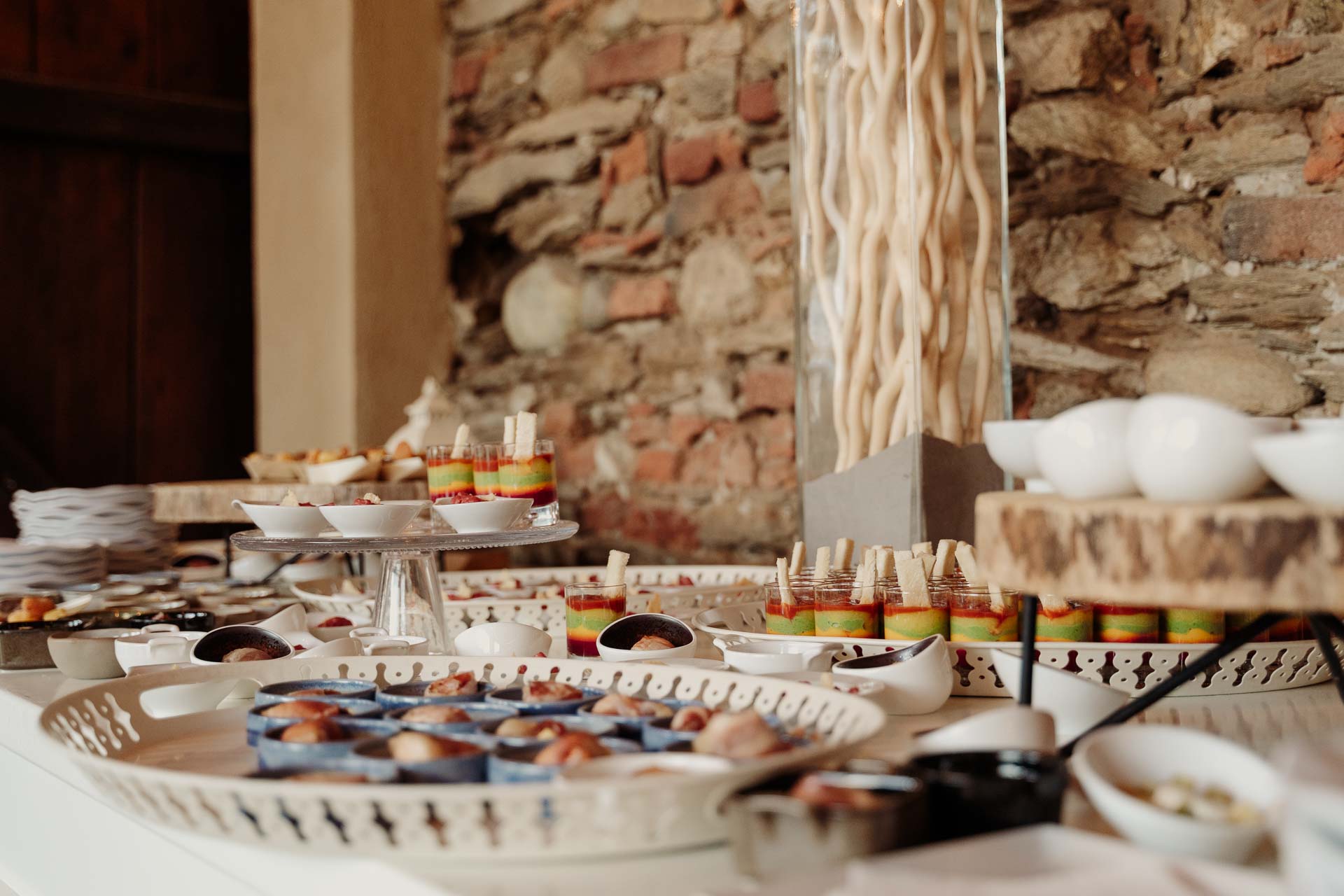 Il buffet sotto il portico di pietra