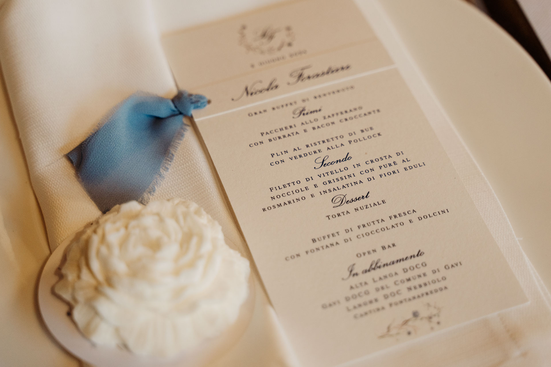 Il menu della cena e il tovagliolo a forma di fiore