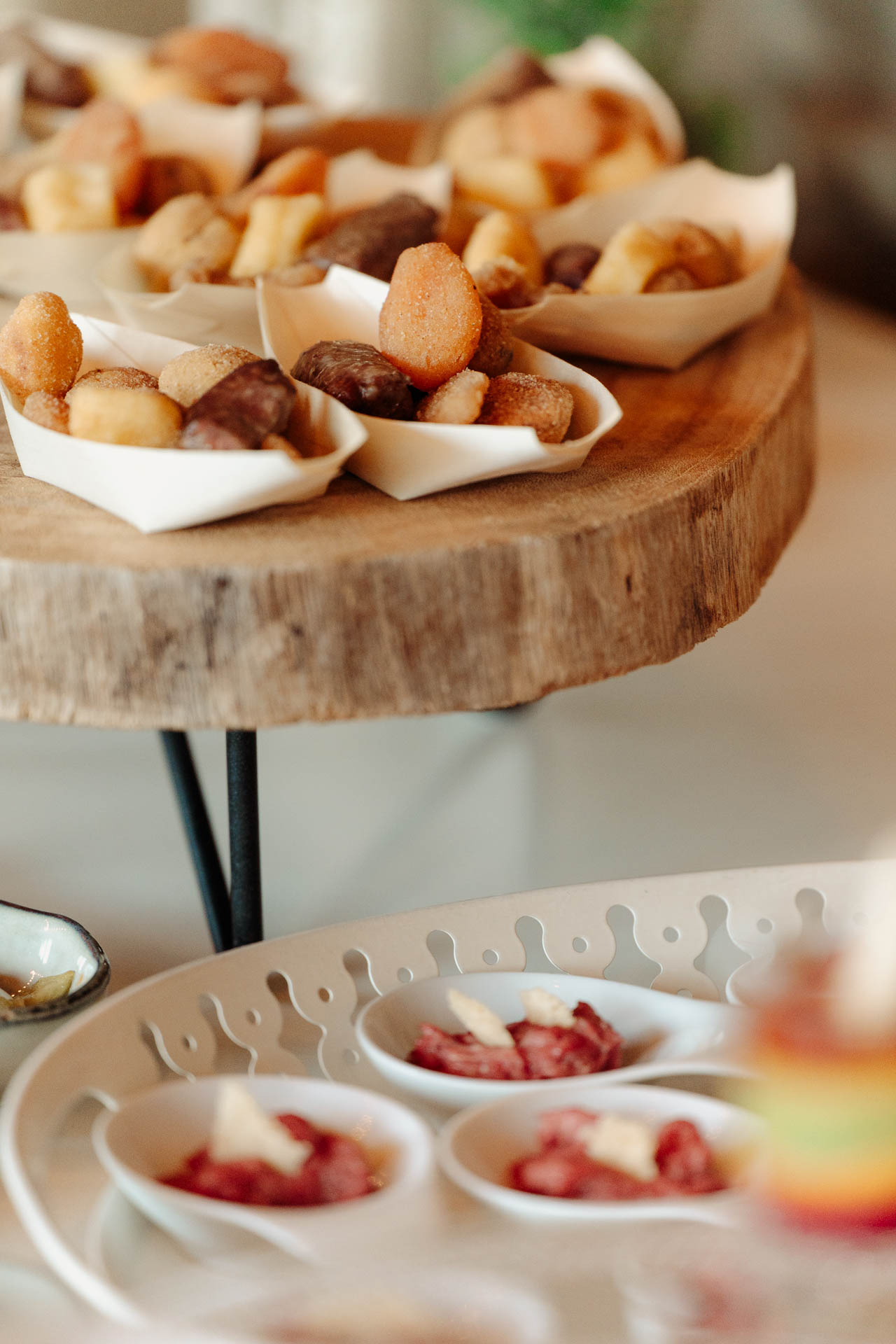 I salatini del buffet sul tagliere di legno