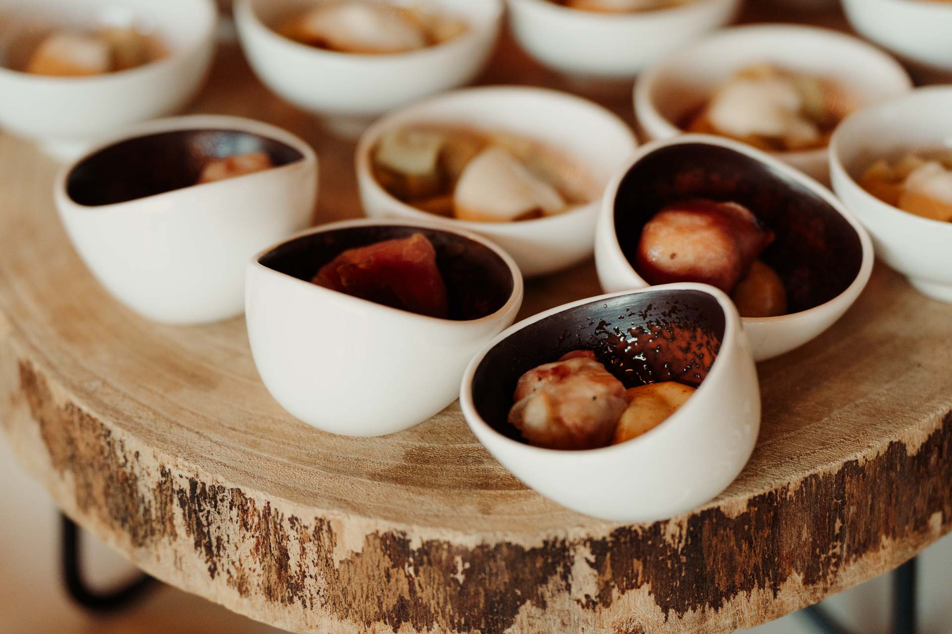 Le ciotole di ceramica del buffet