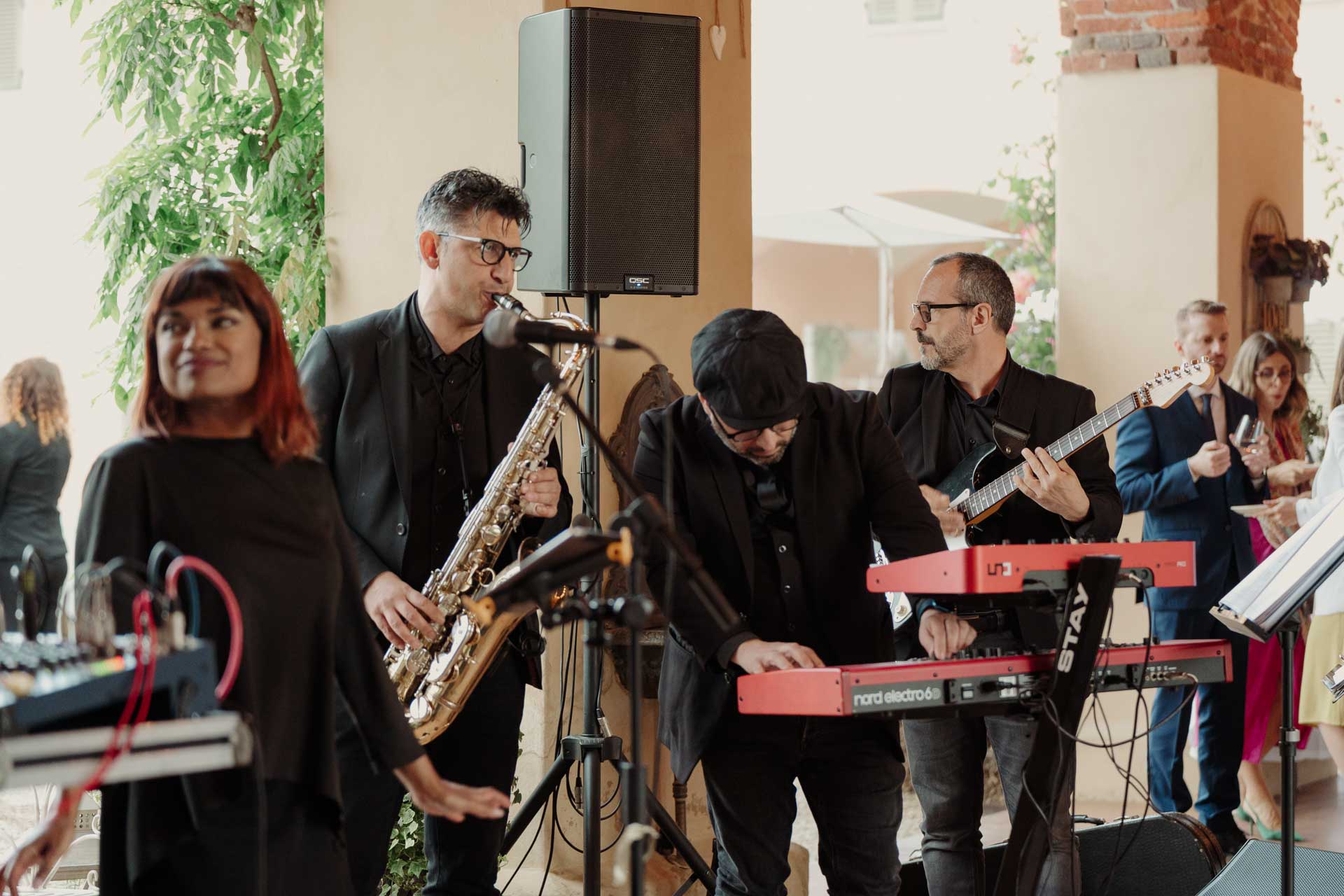 La band suona sotto il portico