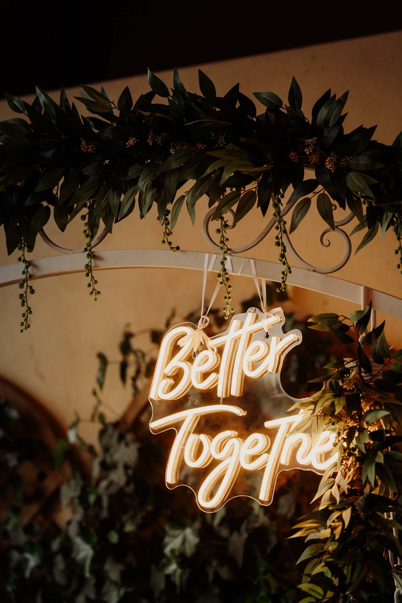 L'insegna luminosa Better Together sotto l'arco