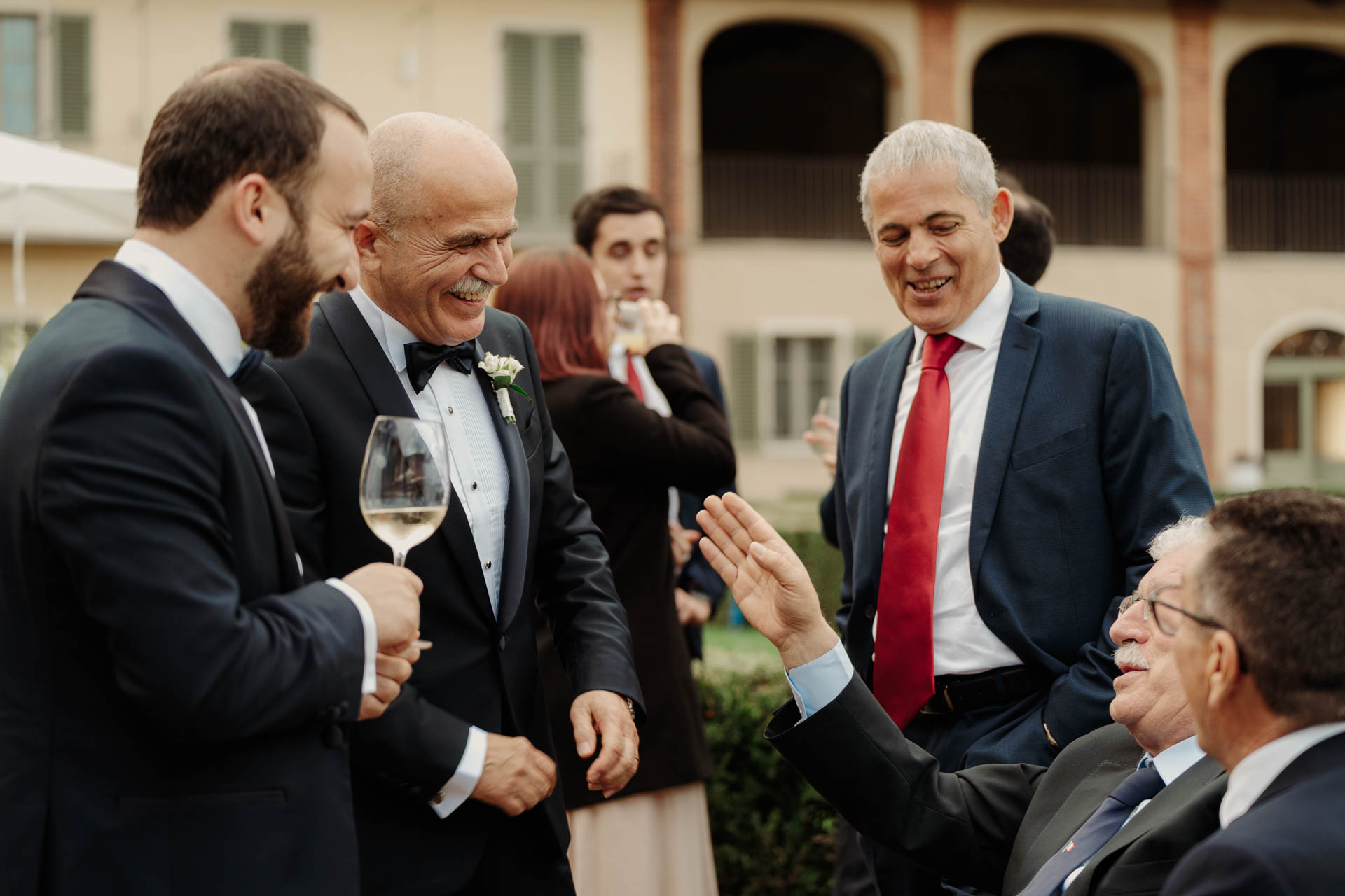 Gli invitati brindano nella corte