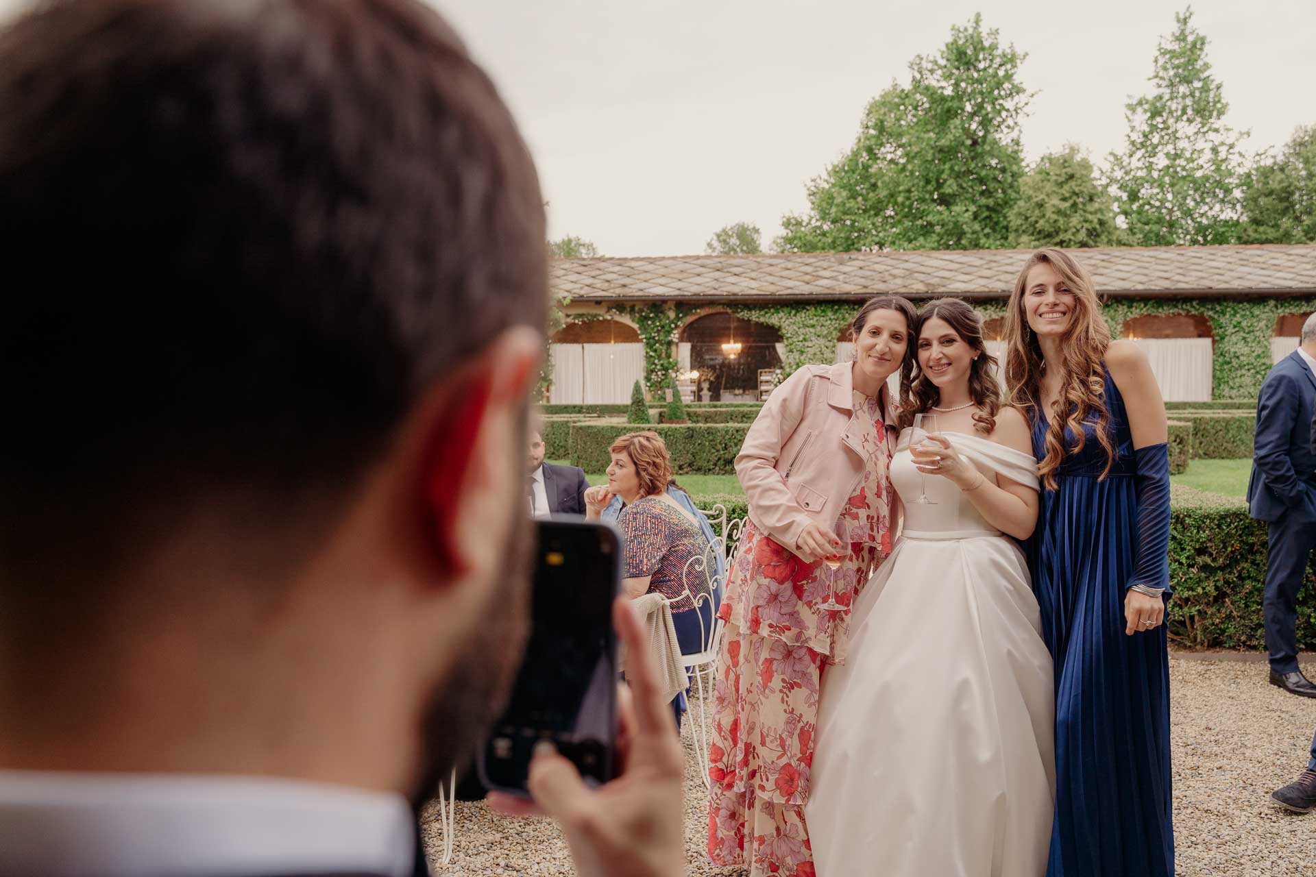 La sposa con le amiche, fotografata con il telefono