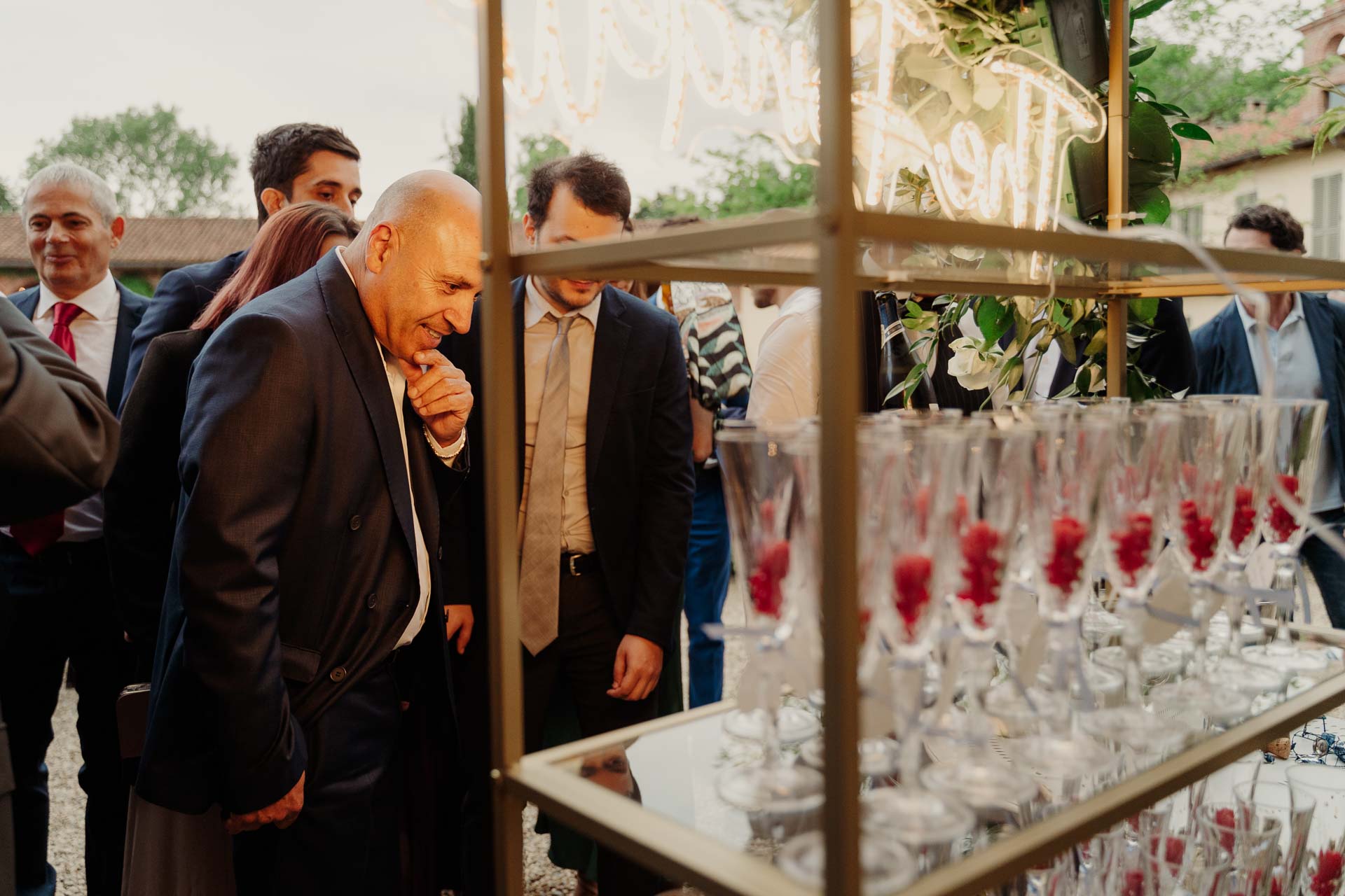 Gli invitati davanti al tableau