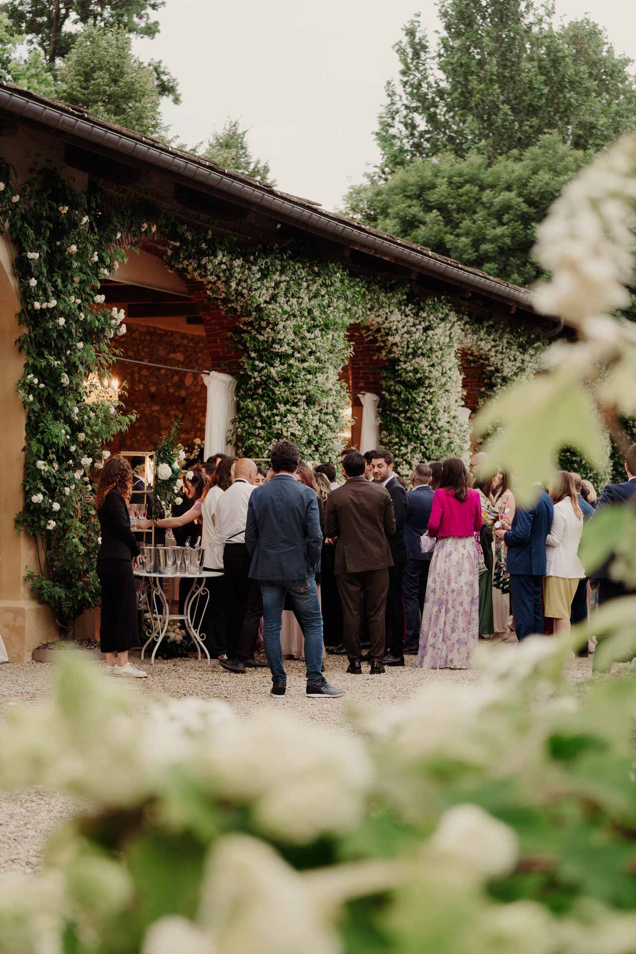 Gli invitati sotto il portico, visti tra i fiori
