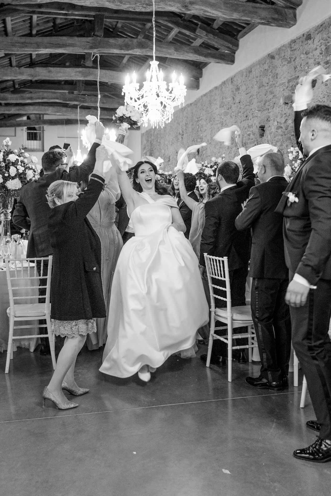 La sposa balla tra i tavoli