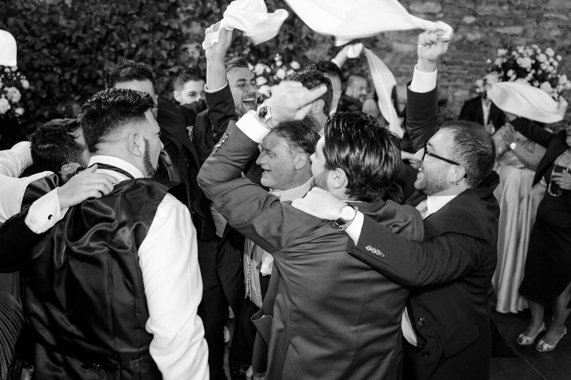 In bianco e nero, la festa con i tovaglioli al vento