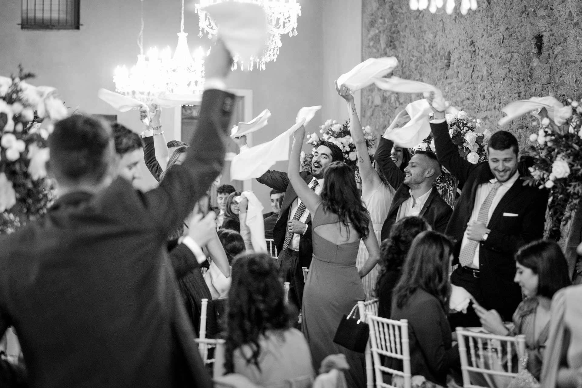 In bianco e nero, gli invitati ballano tra i tavoli