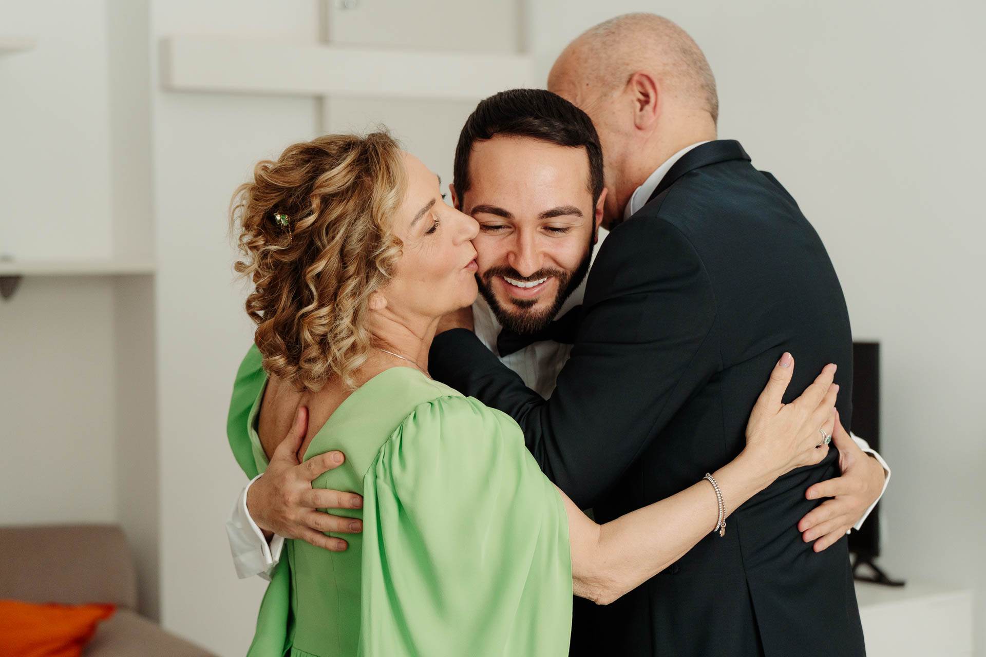 Un abbraccio allo sposo, con un bacio sulla guancia